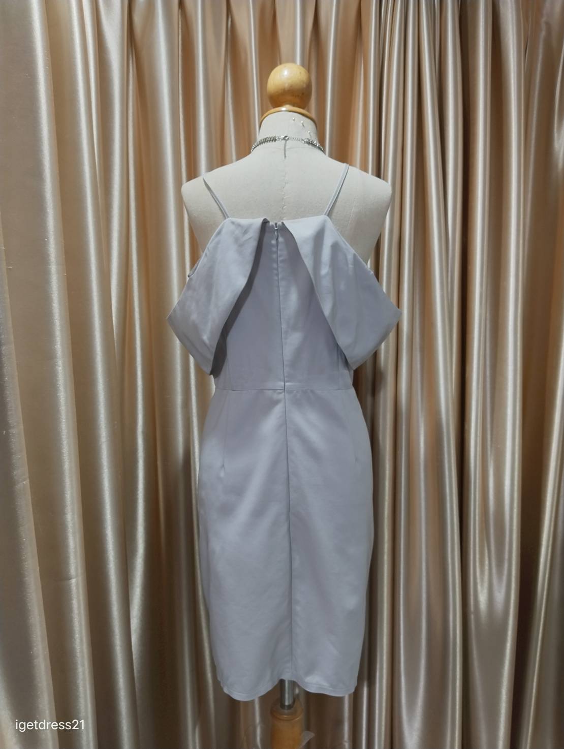 (PRE-LOVED) ชุดราตรีสั้นสายเดี่ยวปิดแขนสีเทา L