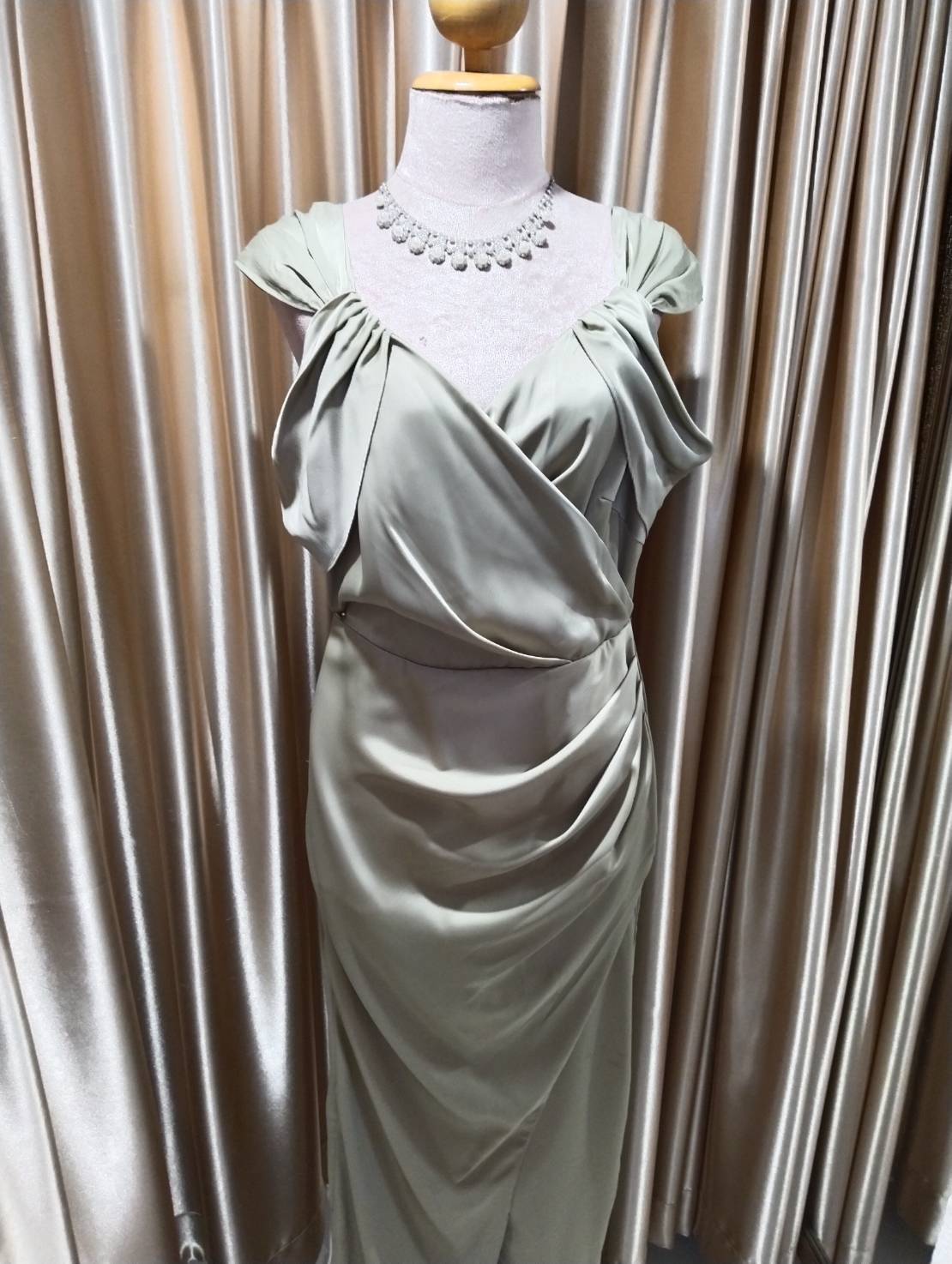 (PRE-LOVED) ราตรียาวสายใหญ่อ้อมแขน แต่งจีบข้าง XL มือ2