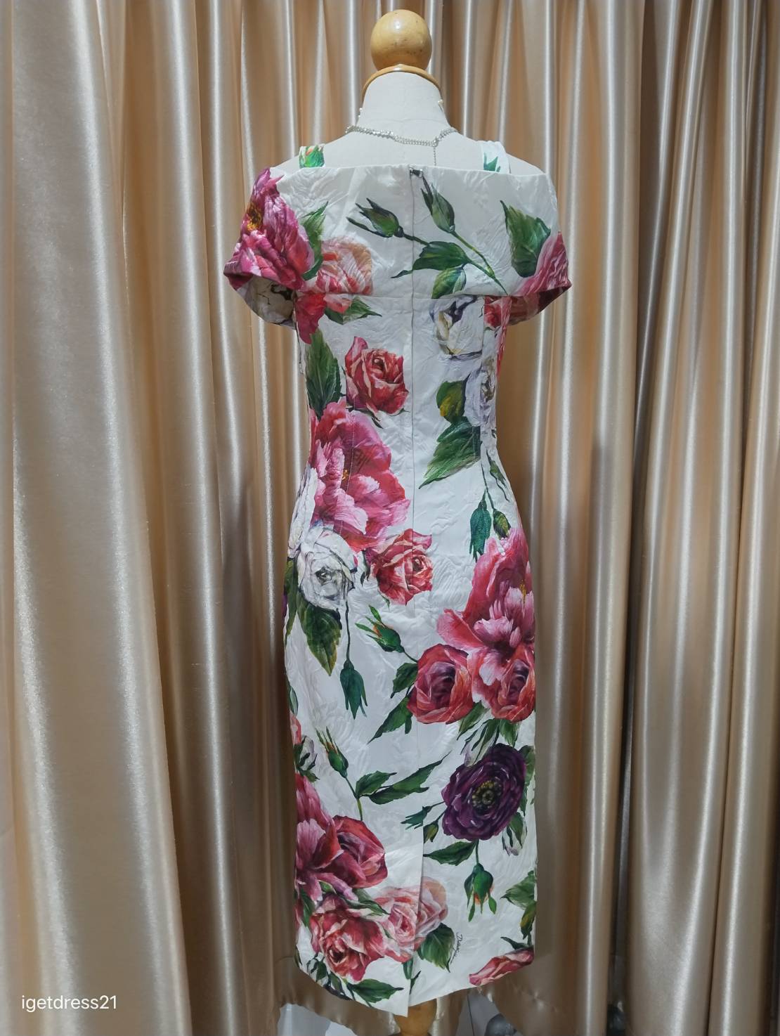 ชุดเดรสสั้นสายใหญ่โอบแขนลายดอก S