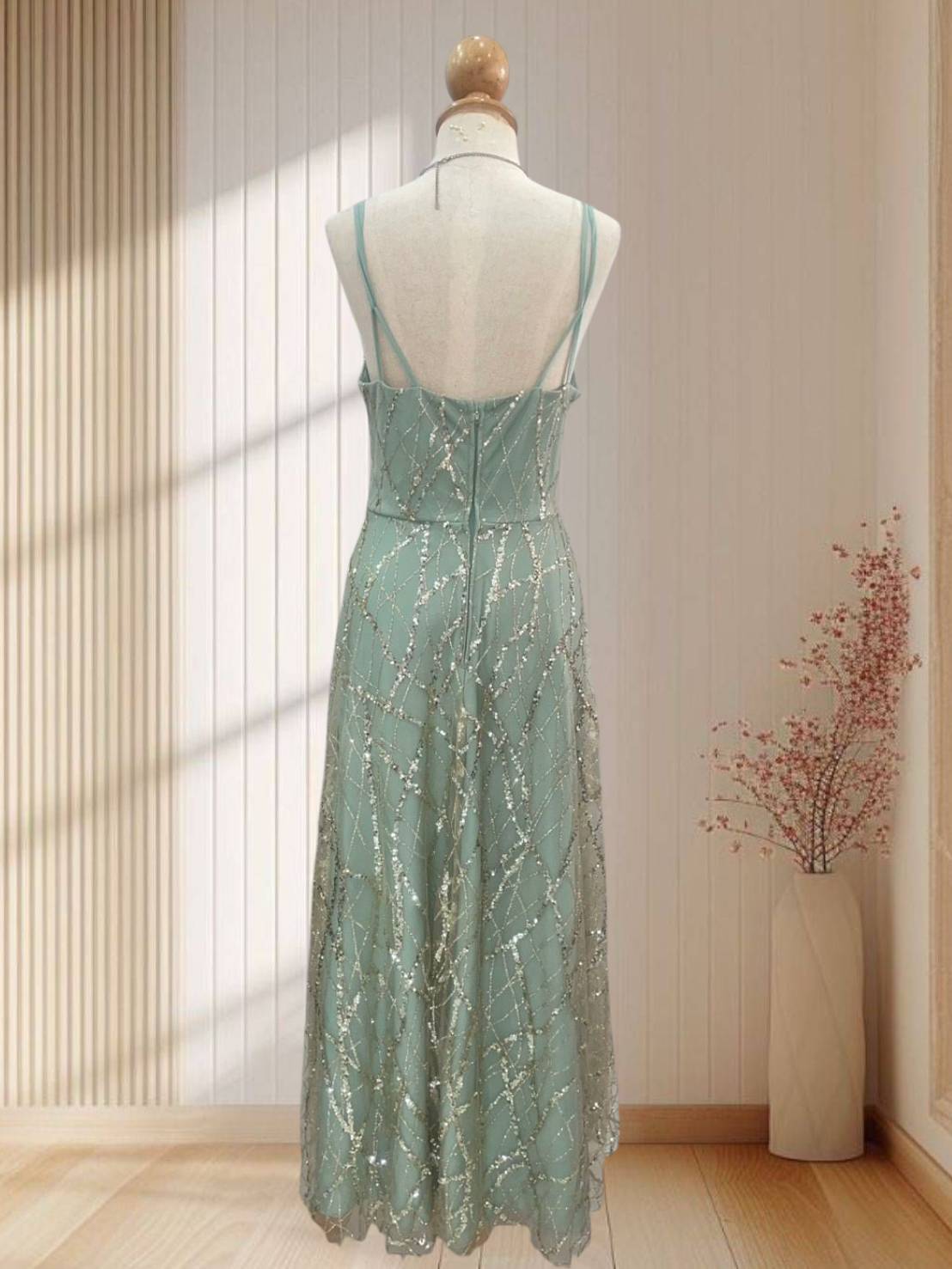(PRE-LOVED) ราตรียาวสายเดี่ยว สีเขียวมิ้นท์ แต่งผ้ามุ้งกลิตเตอร์วิ้งค์ๆ ฟีลแกสบี้ ผู้ดีอังกฤษ ไซส์ M