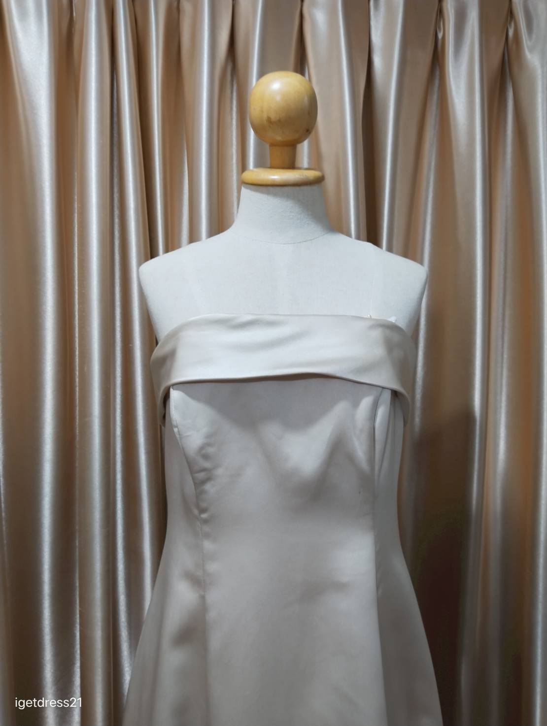 (PRE-LOVED) ชุดราตรียาวสีครีมสายเดี่ยว