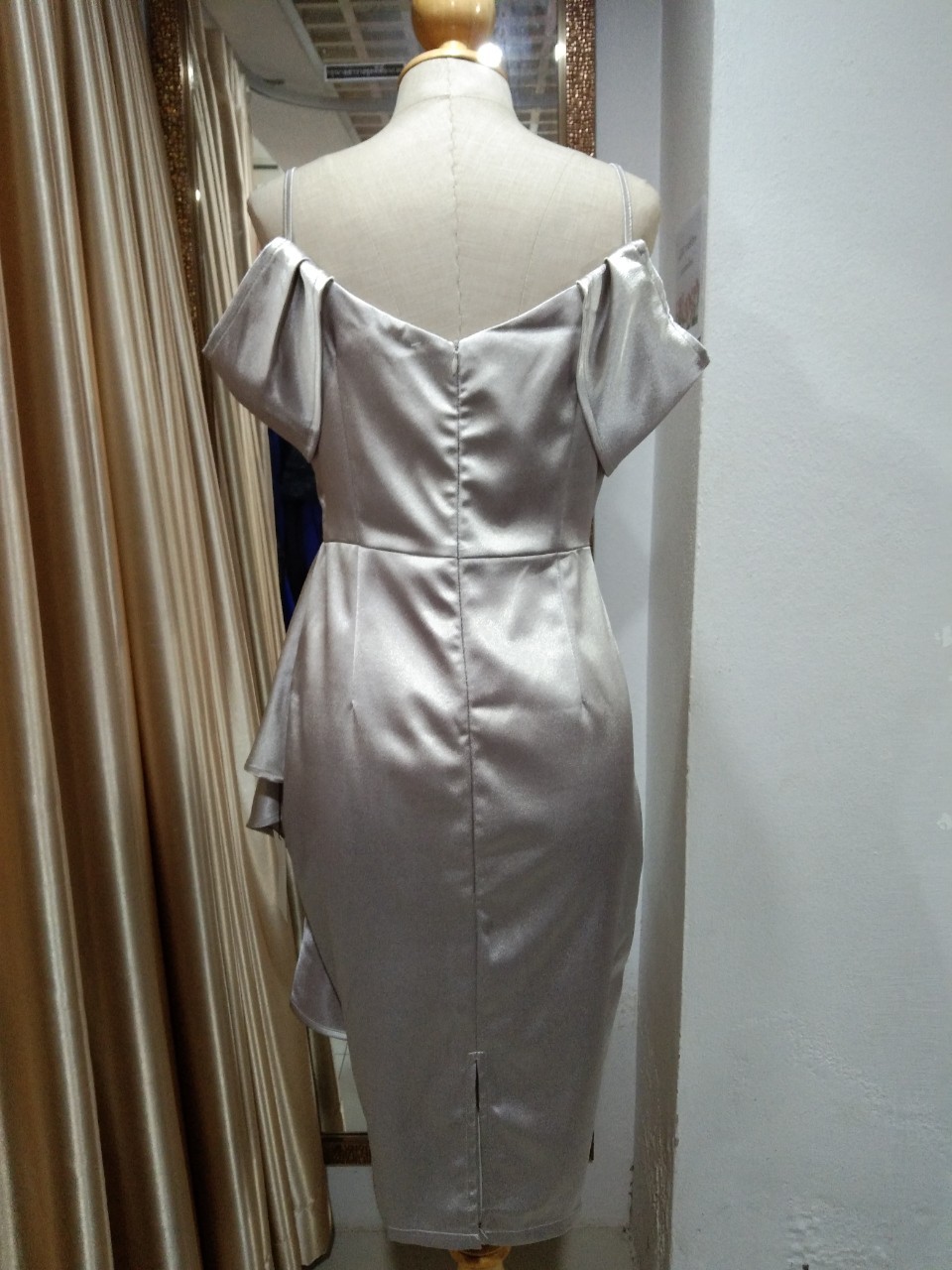 (PRE-LOVED) ราตรีสั้นสีเทาสายเดี่ยวเปิดไหล่จีบข้าง (L) มือ2