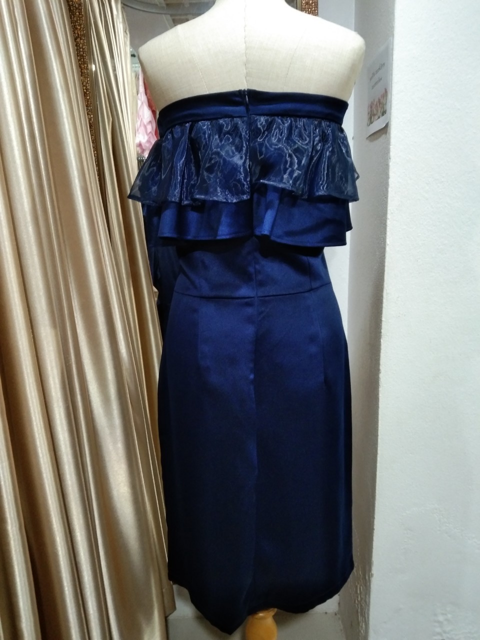 (PRE-LOVED) ราตรีสั้นปาดไหล่ผ้าแก้วอกระบาย สีกรม (M)