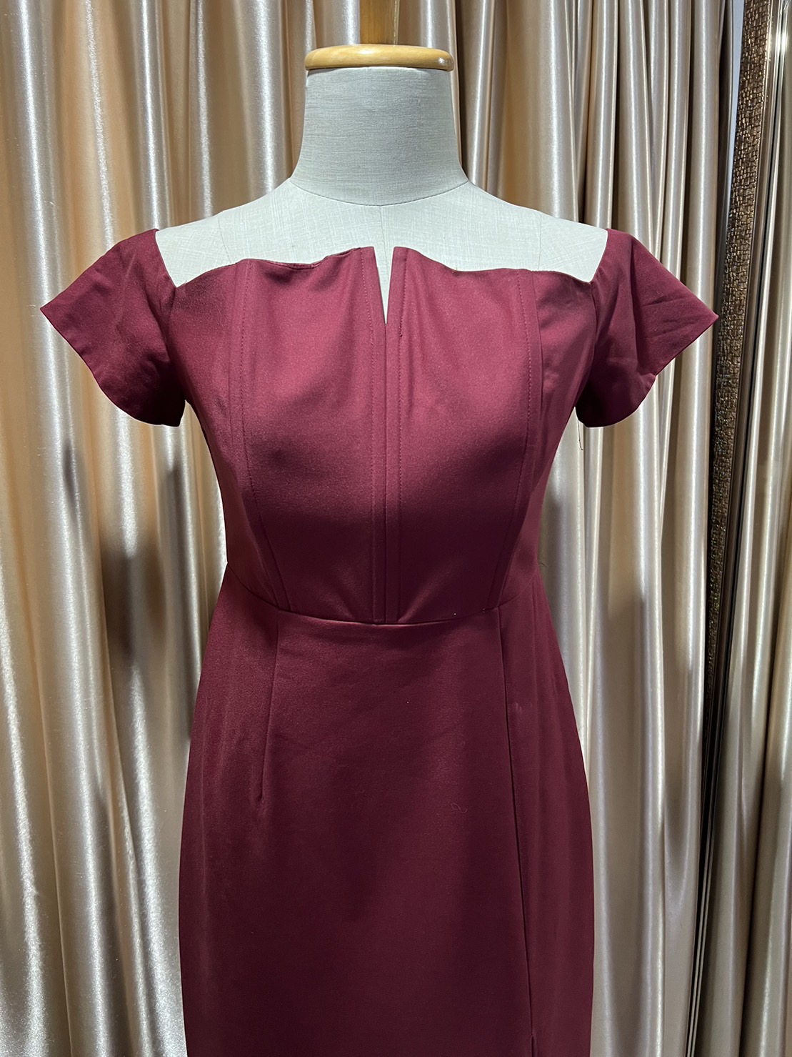 (PRE-LOVED) ยาวแดงปาดไหล่แขนกระบอกแหวก M