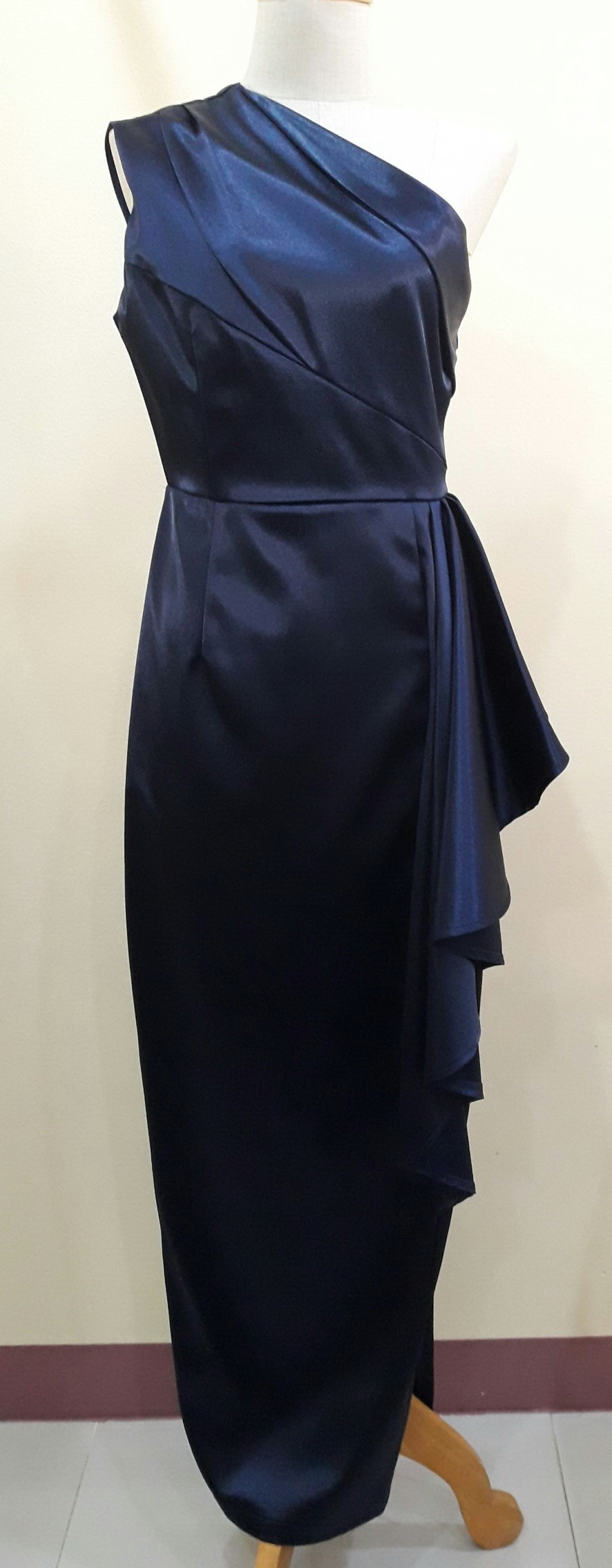 ชุดราตรียาวสีกรมท่าบ่าเบี่ยงจีบสะโพก (Size : M)