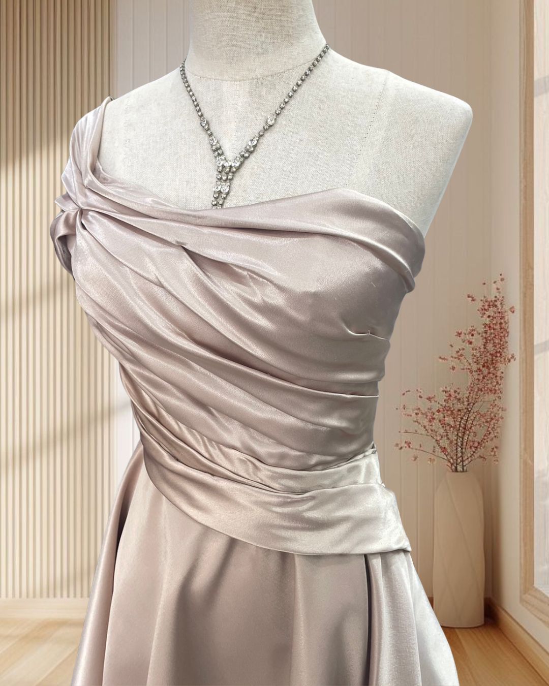 (PRE-LOVED) ราตรีสั้นสีทอง ผ้าเงา บ่าเฉียง แต่งระบายชายด้านหลังยาว มีลูกเล่น ไซส์ S