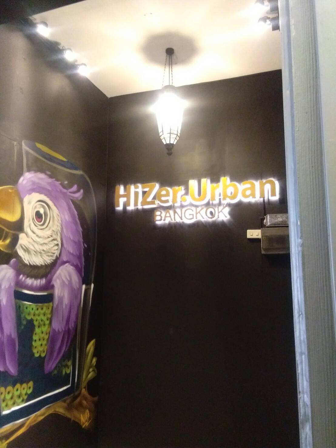 ป้ายอักษรโลหะติดไฟออกหลัง #HiZer.Urban #Bangkok