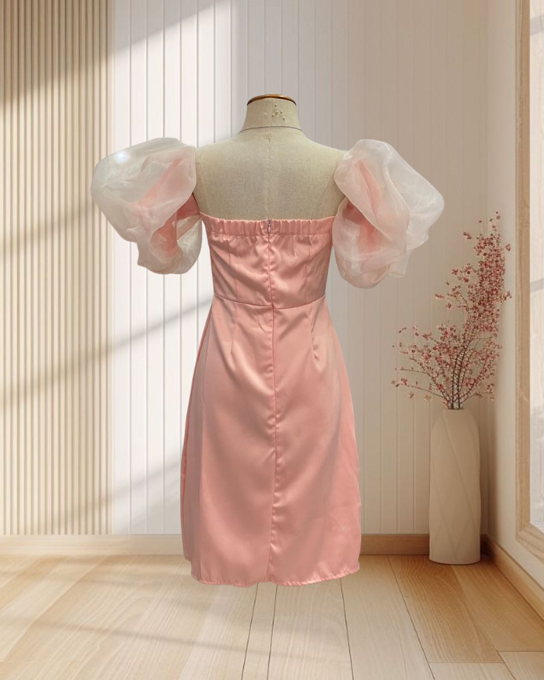 (PRE-LOVED) ราตรีสั้นสีโอรส แต่งแขนตุ๊กตาผ้าแก้วแบบฟูฟ่อง ไซส์ S