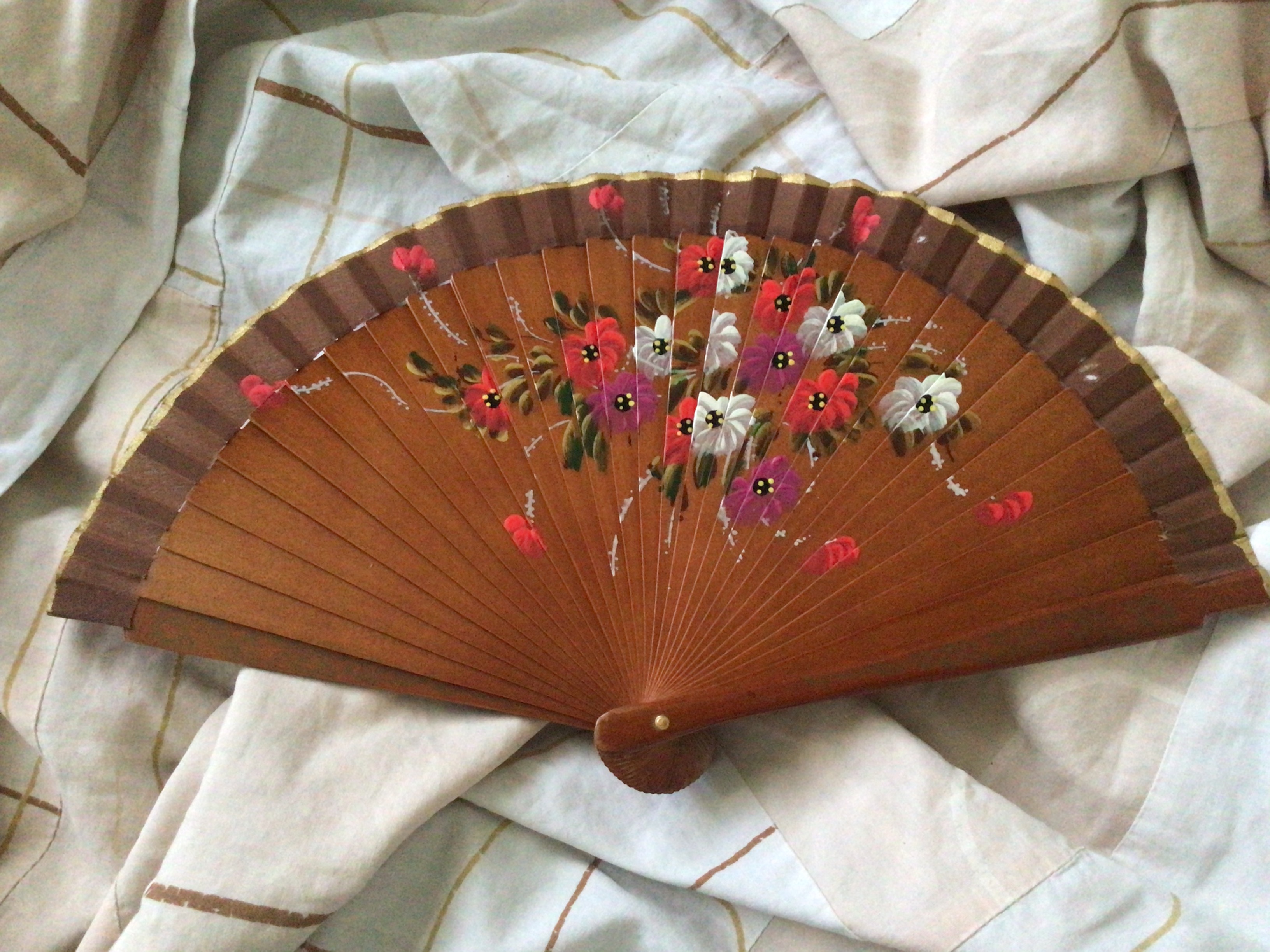 (ของแถม) พัดคลี่เนื้อเบาลายดอกไม้