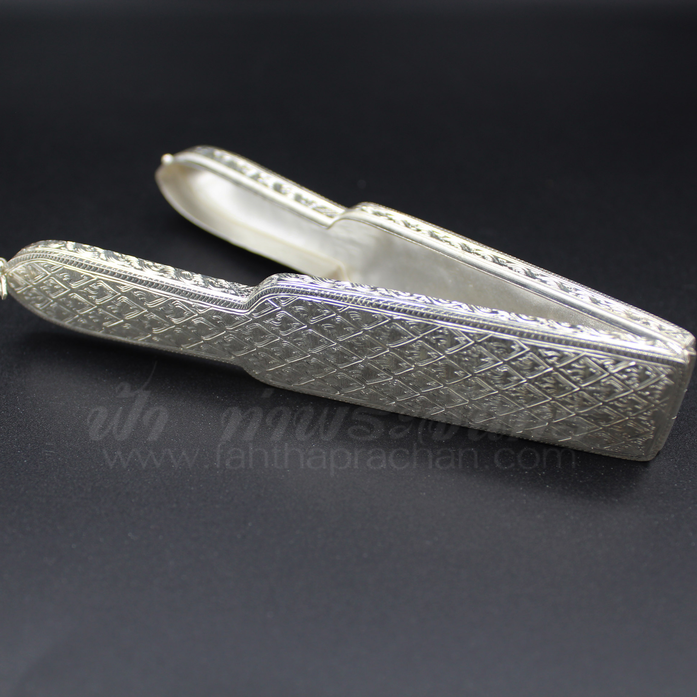 ตลับใส่มีดหลวงพ่อเดิม ทึบเงินแกะลาย 92.5%