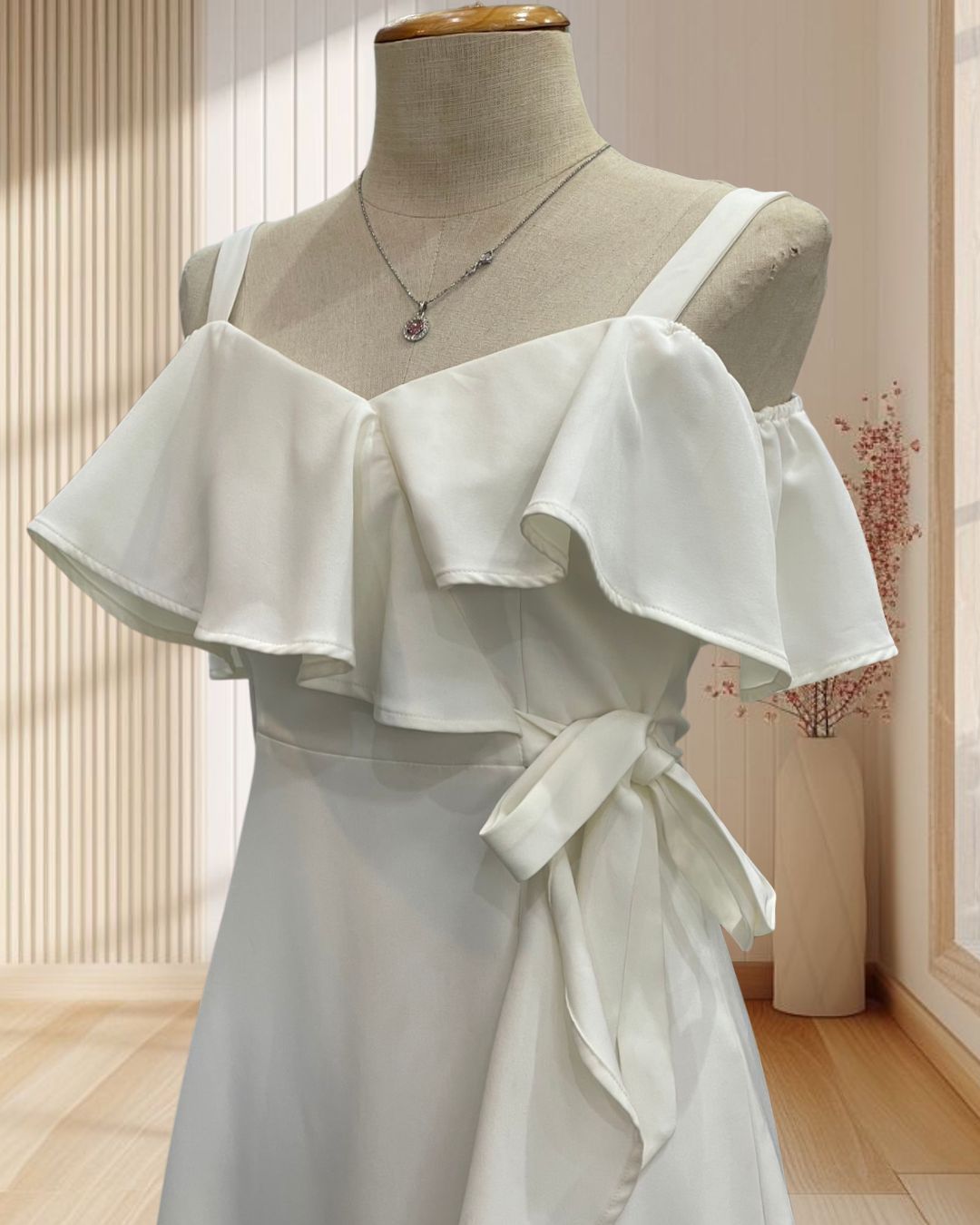 (PRE-LOVED) ราตรีสั้นสีขาว สายเดี่ยวใหญ่ แต่งระบายชายกระโปรง ผูกโบว์ที่เอว ไซส์ S