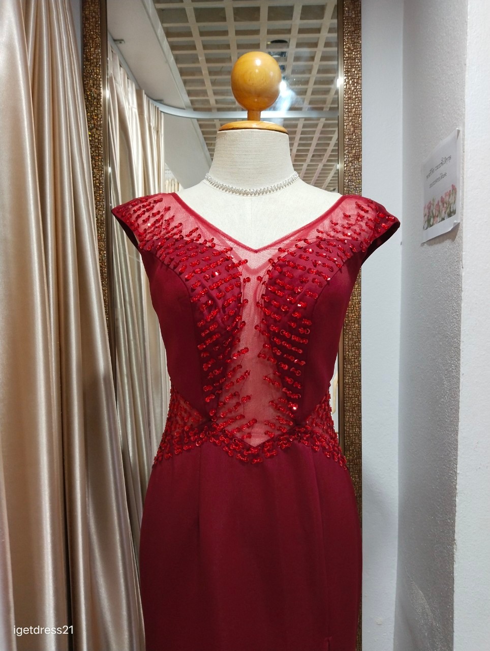 (PRE-LOVED) ราตรียาวสีแดงแหวกอกเปิดหลัง L