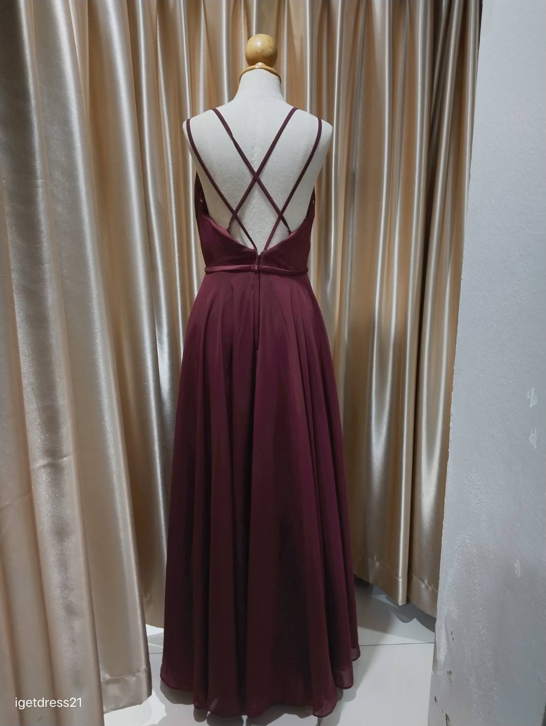 (PRE-LOVED) ชุดราตรียาวสีแดงสายเดี่ยวกระโปรงบานอกซีทรู S