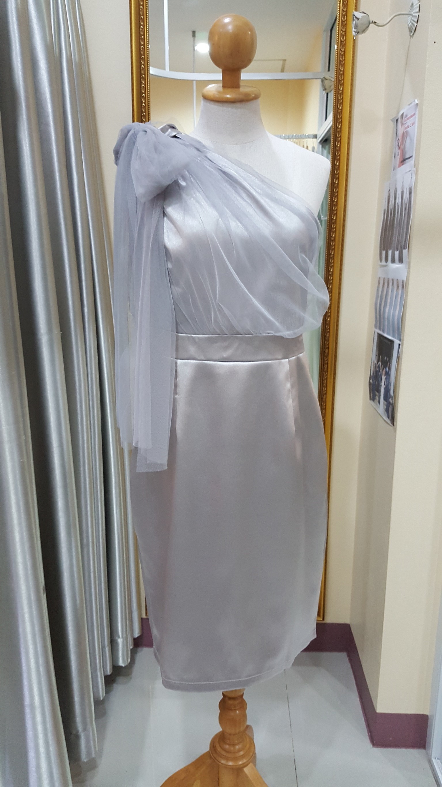 (PRE-LOVED) ชุดราตรีสั้นสีเทาบ่ามุ้ง (L)