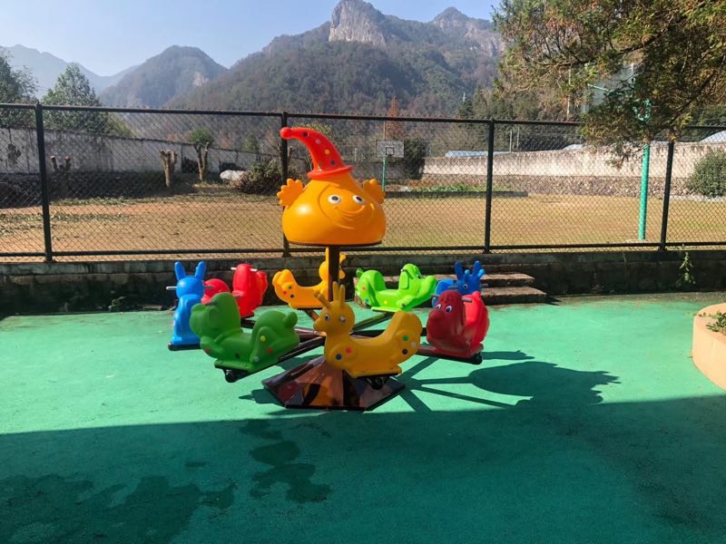 ม้าหมุนตัวตุ่นกับกระจง