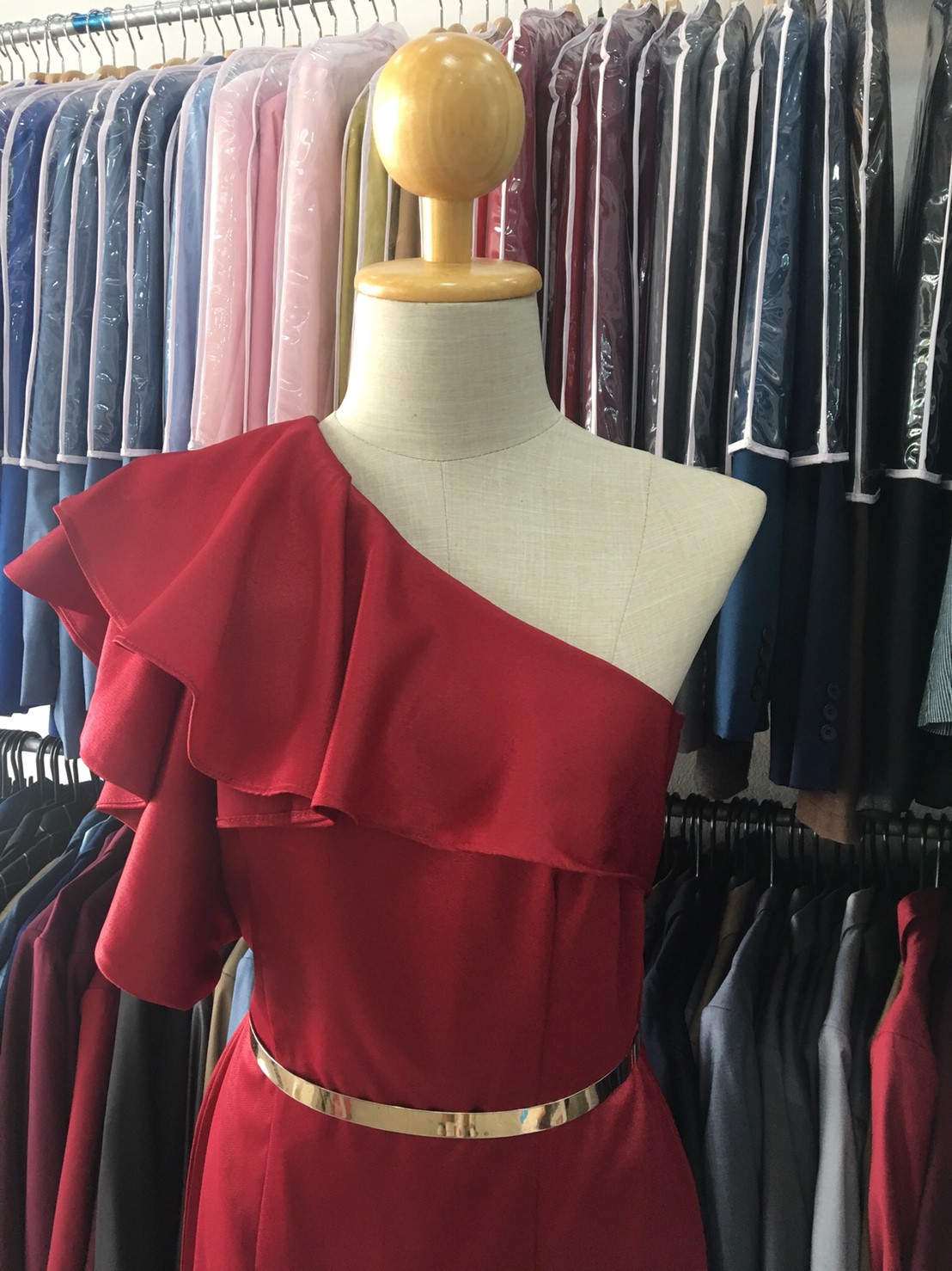 (PRE-LOVED) ราตรียาวสีแดงไหล่เฉียงระบาย (M)