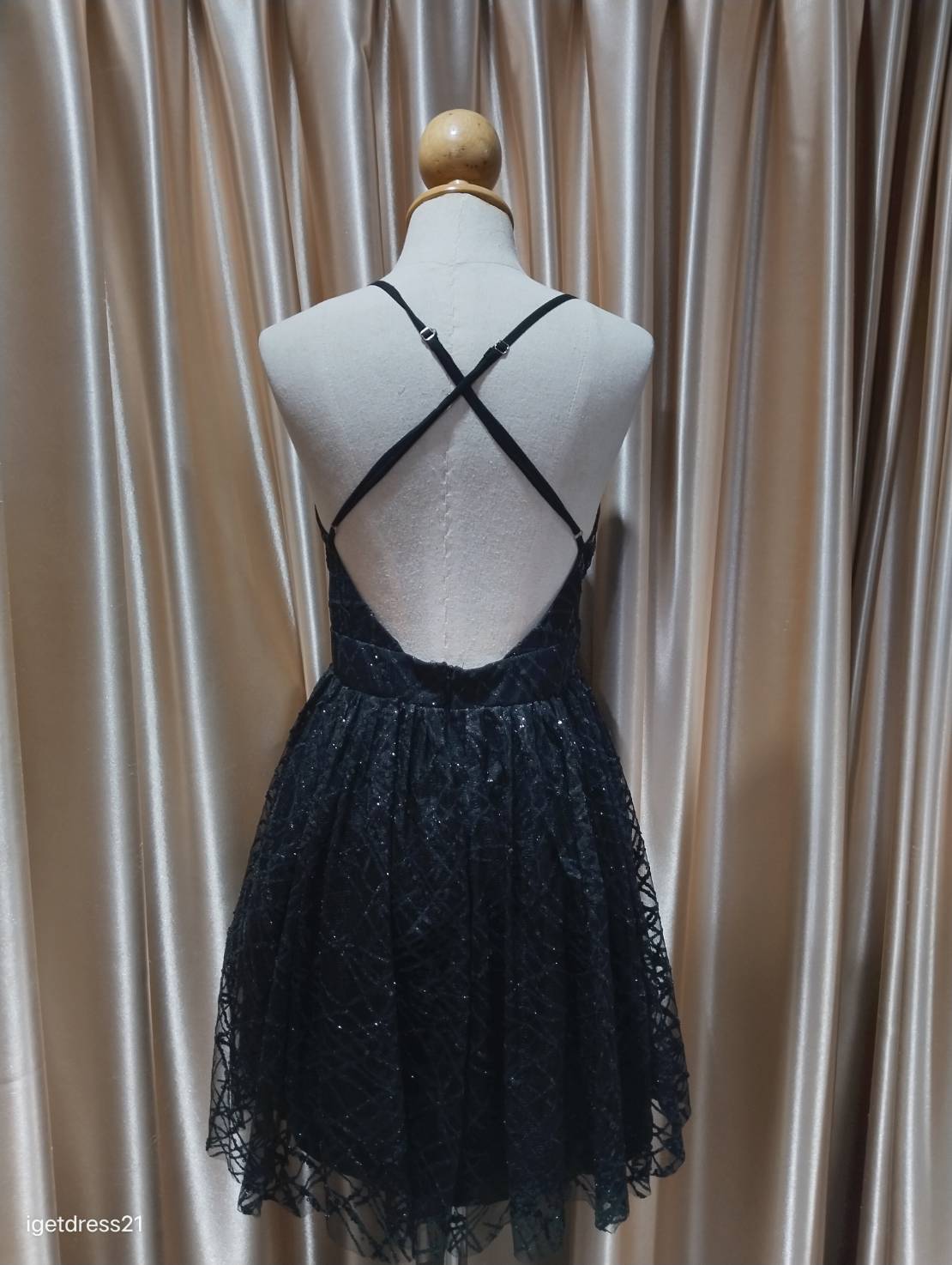 (PRE-LOVED) เดรสสั้นสายเดี่ยวไขว้หลังสีดำ ปักเลื่อมทั้งตัว เซ็กซี่ S