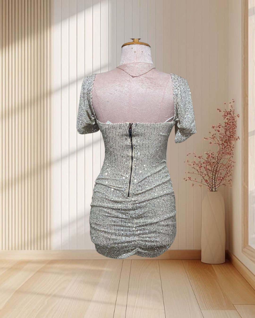 (PRE-LOVED) ราตรีสั้นสีเงิน ปักเลื่อม สายเดี่ยวปาดไหล่ รัดรูป ไซส์ XS