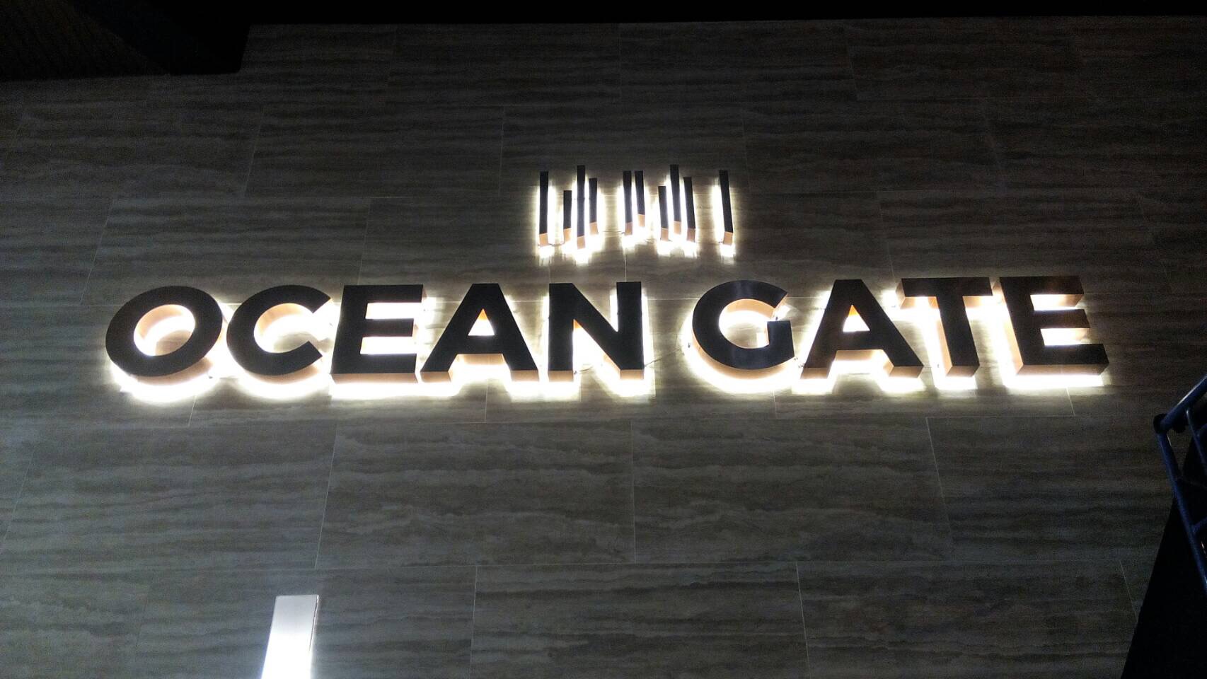งานป้ายหมู่บ้าน OCEAN GATE #ป้ายอักษรไททาเนียมทองแดง #ไฟออกหลัง