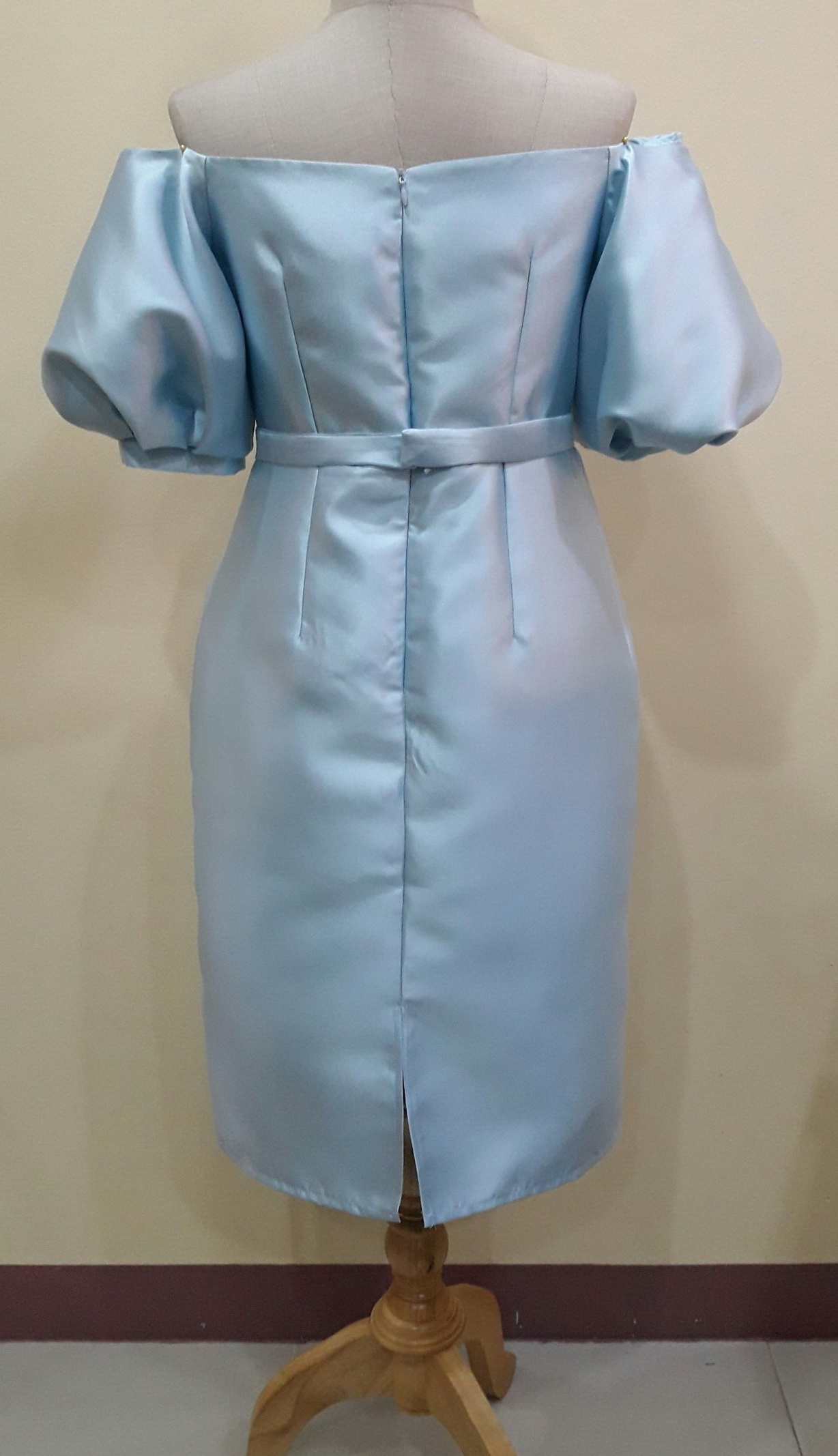 (PRE-LOVED) ชุดราตรีสั้นสีฟ้าเเขนตุ๊กตา-เข็มขัดโบว์ (Size : L)