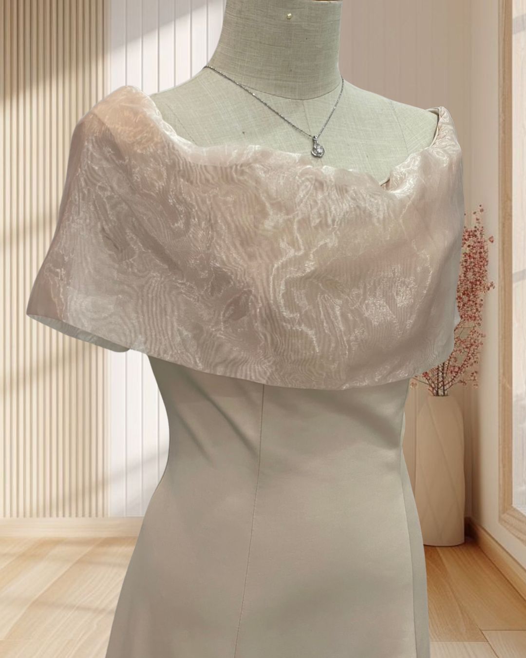 (PRE-LOVED) ราตรีสั้นสีครีม แต่งระบายผ้าแก้ว กระโปรงชายบาน ไซส์ XL