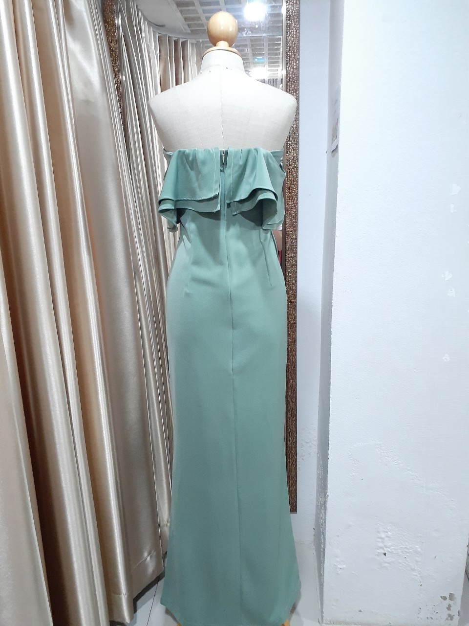 (PRE-LOVED) ชุดราตรียาวสรเขียวปาดไหล่แต่งระบาย (S) มือ2