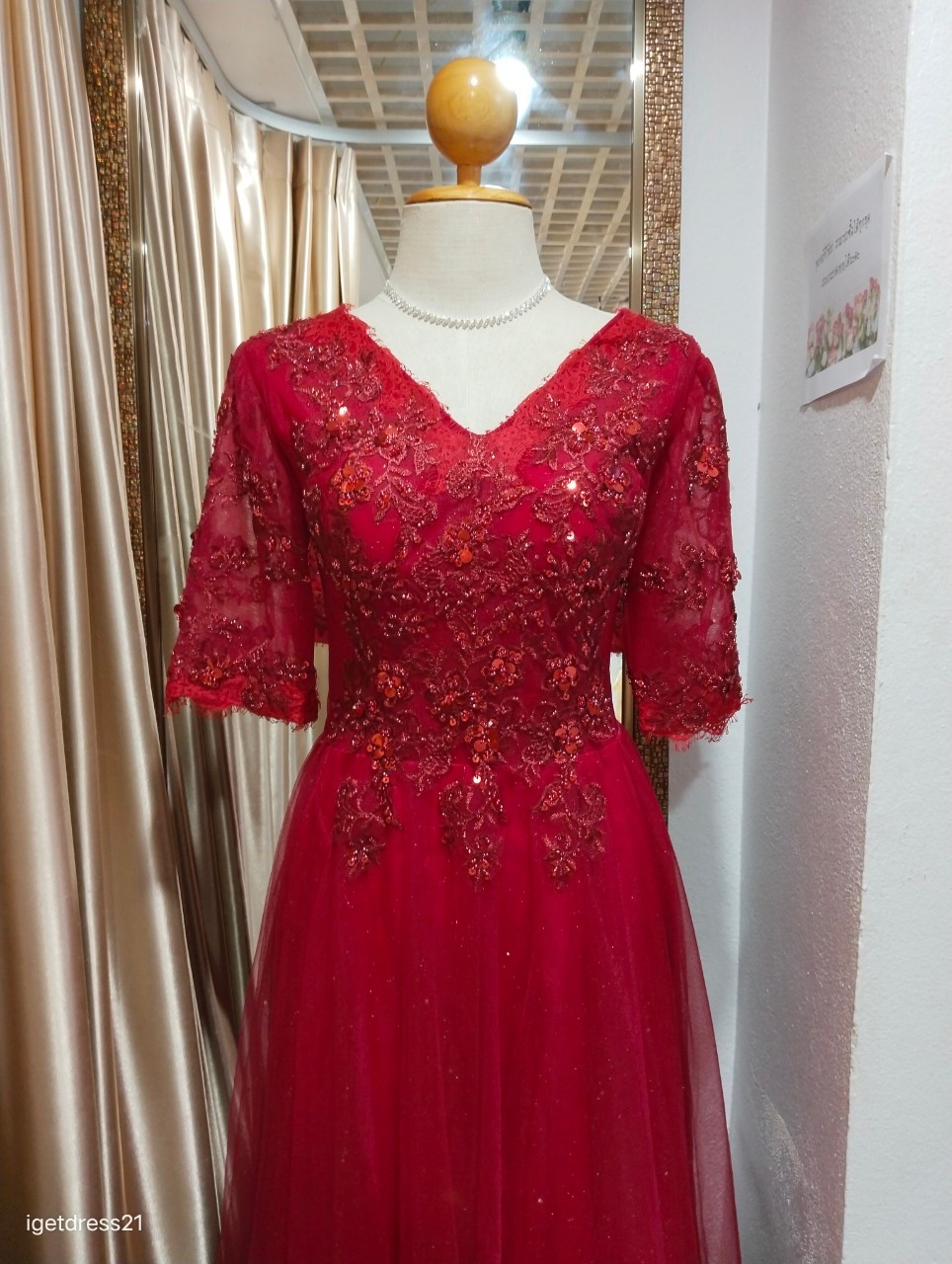 (PRE-LOVED) ราตรียาวสีแดงคอวีแต่งลูกไม้สานหลังแขน3ส่วน M