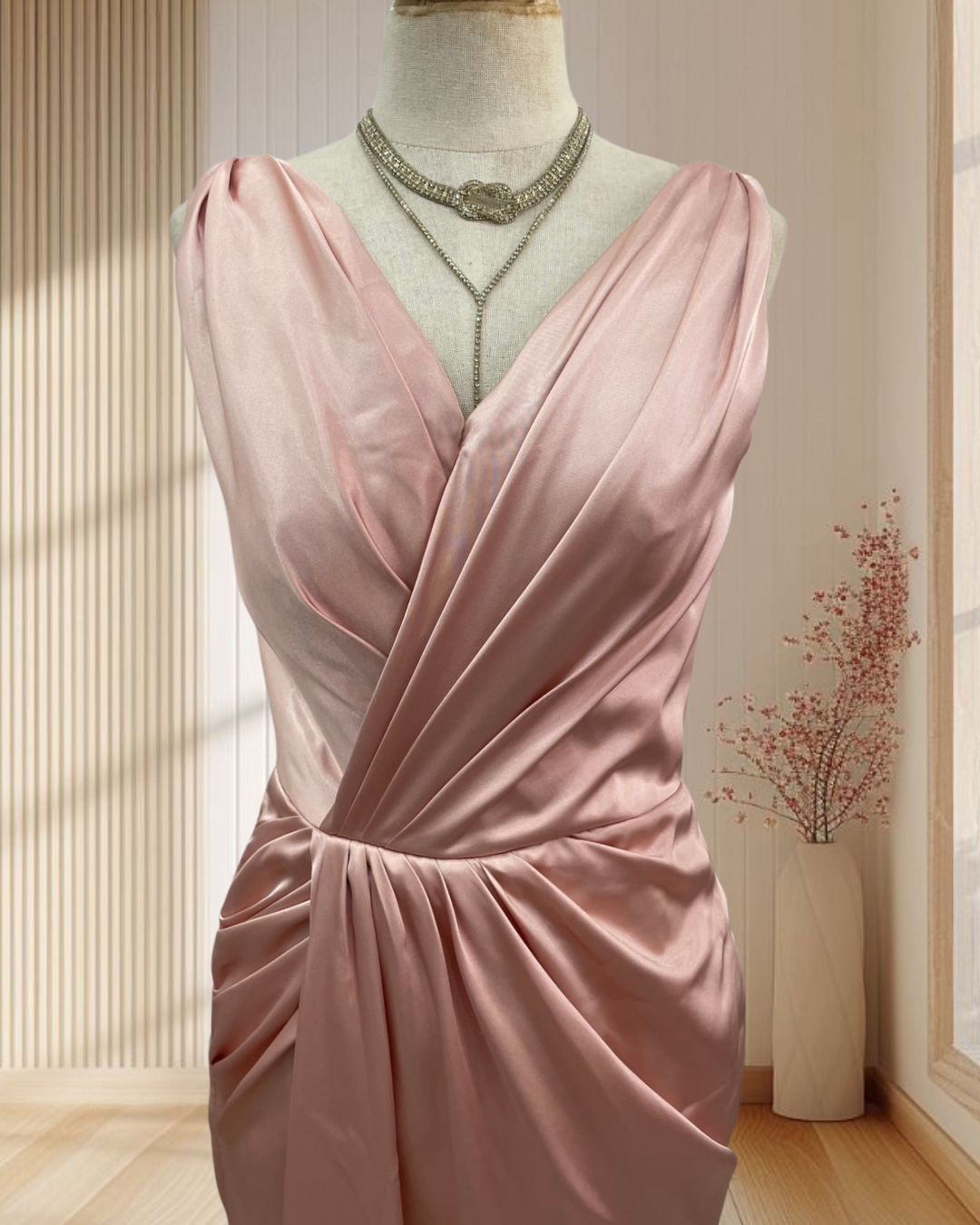 (PRE-LOVED) ราตรียาวสีชมพูโอรส คอวีแขนกุด แต่งจีบช่วงเอว ใส่แล้วดูผู้ดีมาก ไซส์ S