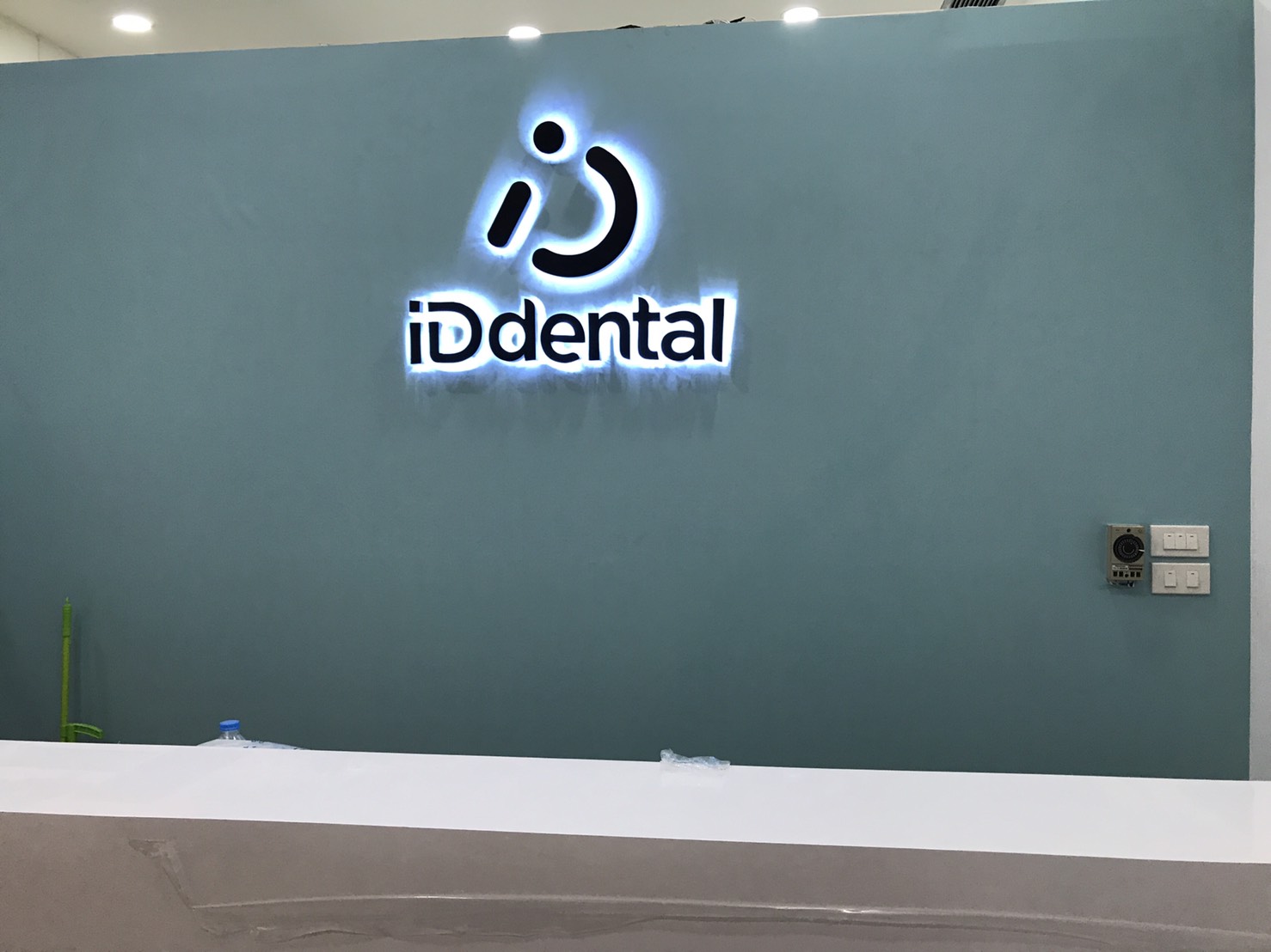 ป้ายโลหะซิงค์พ่นสีติดไฟออกหลัง #iDdental ติดตั้งตึกเซ็นจูรี่ พญาไท #ป้ายร้านหมอฟัน #ร้านป้ายพญาไท