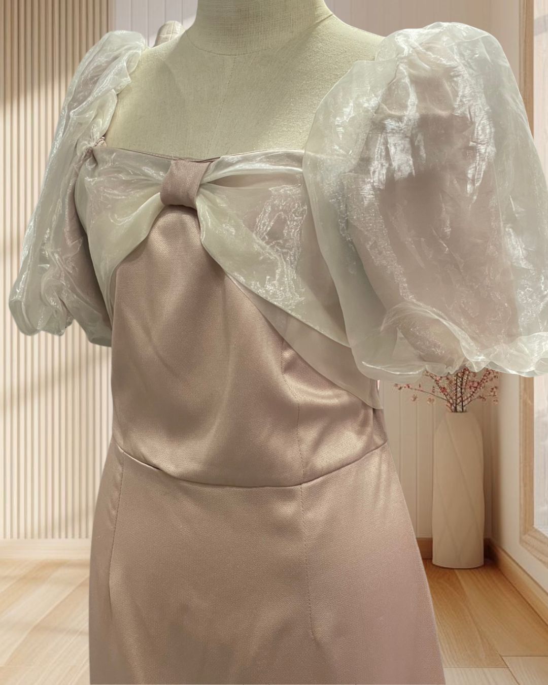 (PRE-LOVED) ราตรีสั้นสีน้ำตาลอ่อน แต่งผ้าแก้วโบว์อกและแขน ไซส์ XL