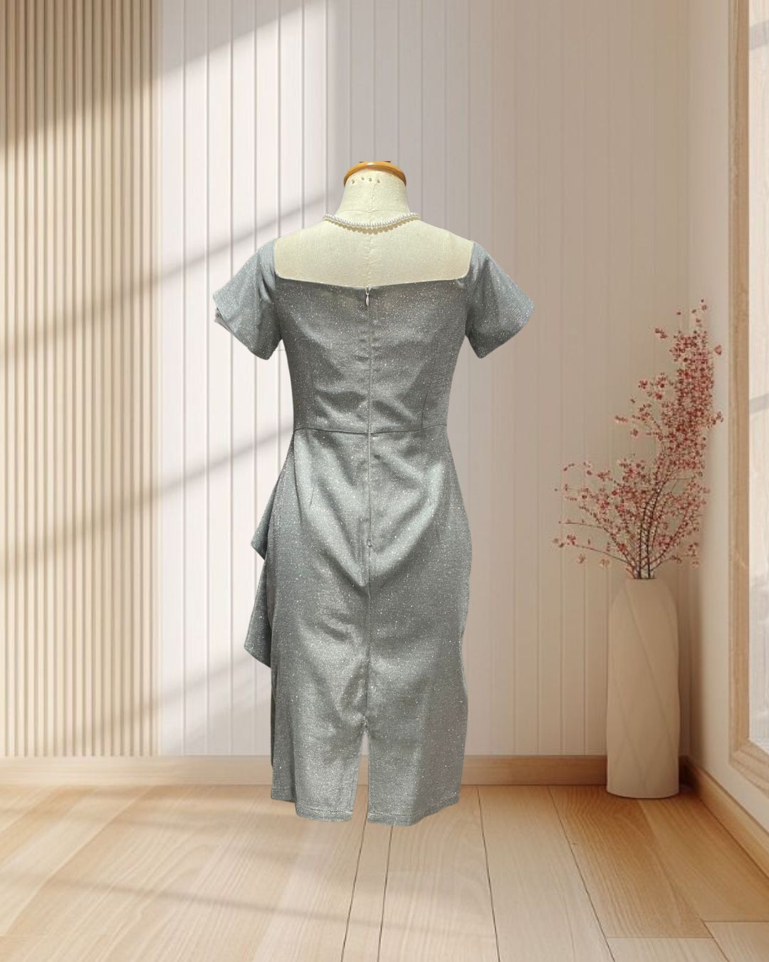 (PRE-LOVED) ชุดราตรีสั้นสีเทาเปิดไหล่ Size : S