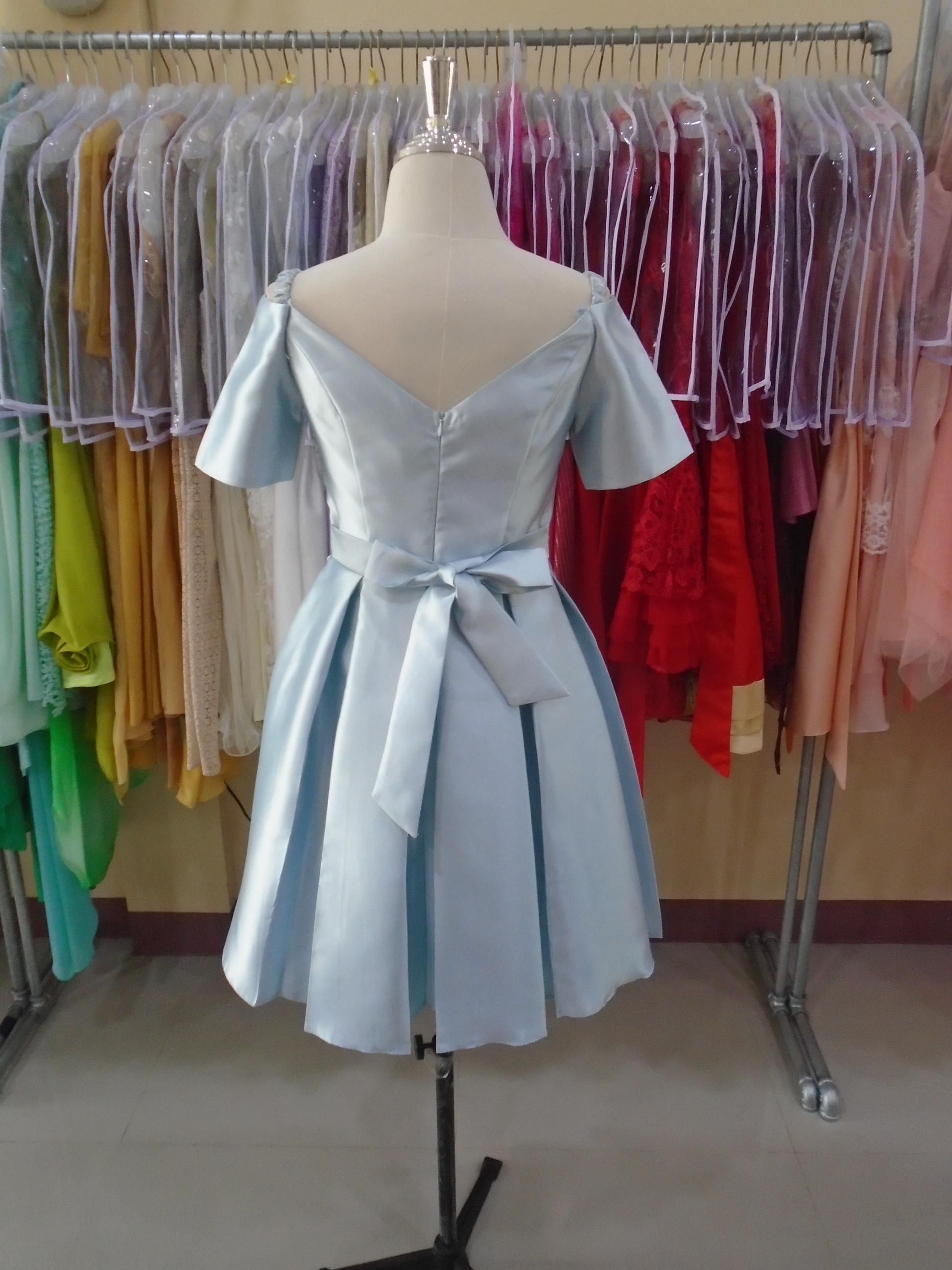 (PRE-LOVED) ราตรีสั้นผ้าหนาไหล่ปาดสีเทาฟ้า ( M )