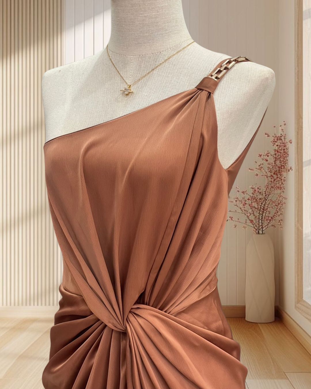 (PRE-LOVED) ราตรียาวสีน้ำตาล บ่าเฉียงสายโซ่ เอวขยุ้มผ้าเงา ไซส์ S