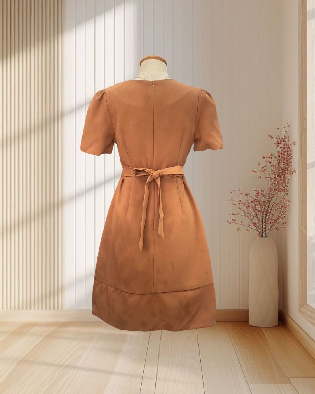 (PRE-LOVED) ราตรีสั้นสีน้ำตาลทอง ผูกโบว์ด้านหลัง แต่งจีบกระโปรง 1 ด้าน ไซส์ M