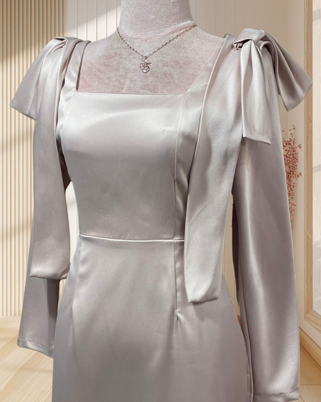 (PRE-LOVED) ราตรีสั้นสีโอวัลติน แขนยาวแต่งโบว์ไหล่ ไซส์ M