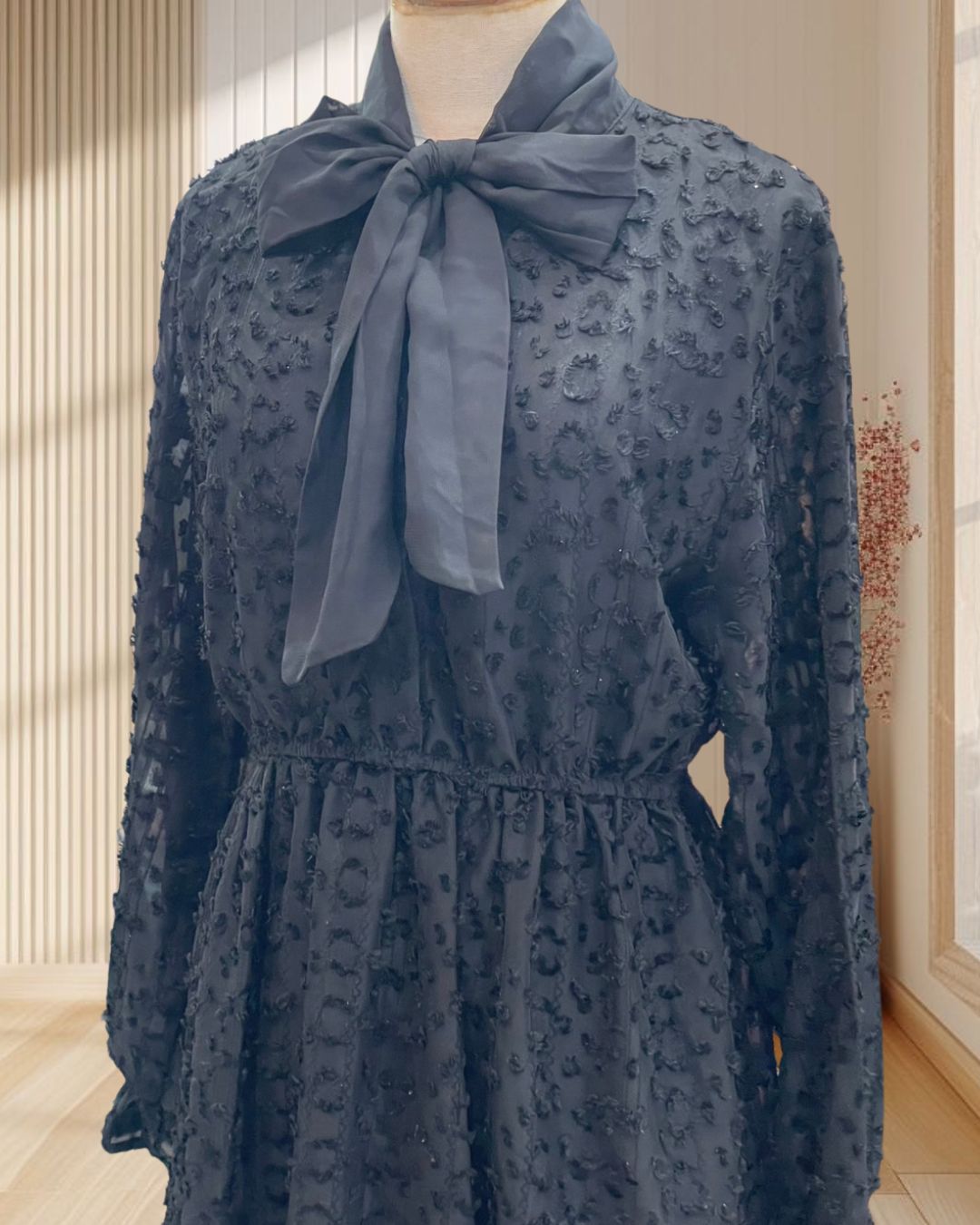 เดรสสั้นสีดำ แขนยาว ผ้าลายจุด ผูกโบว์ที่คอ ไซส์ XL