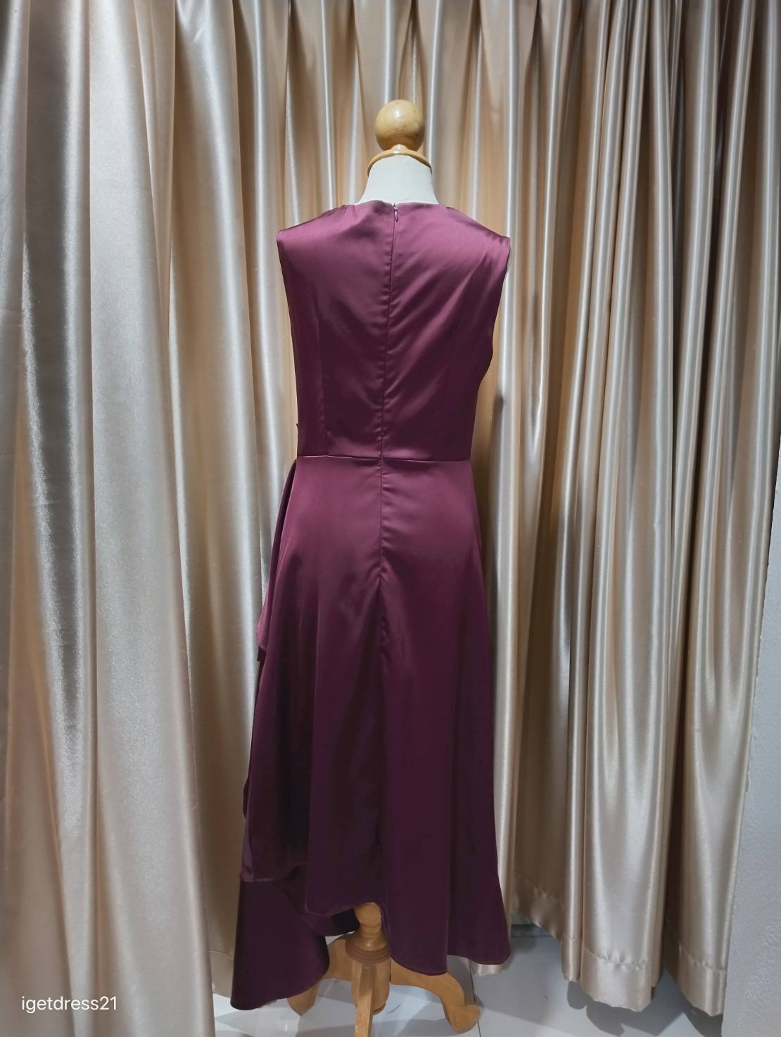 (PRE-LOVED) ชุดราตรียาวแขนกุดแต่งระบายข้างสีแดง M