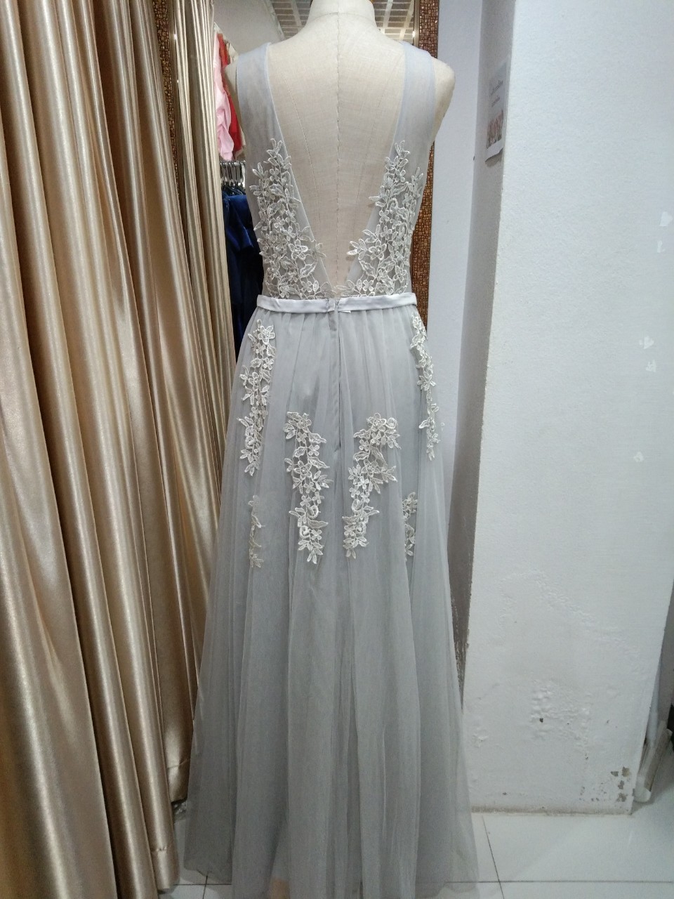 (PRE-LOVED) ราตรียาวสีเทาแขนกุด อกลูกไม้ กระโปรงผ้ามุ้ง (M) มือ2