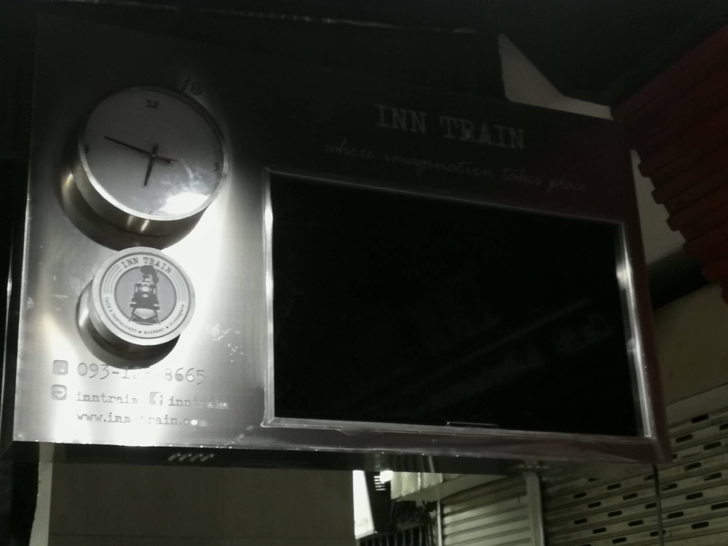 ป้ายกล่องไฟวงกลม #กล่องนาฬิกา - ป้ายกล่องไฟไดคัท INN TRAIN - ติด TV ติดตั้งป้าย ซอยสีลม 10