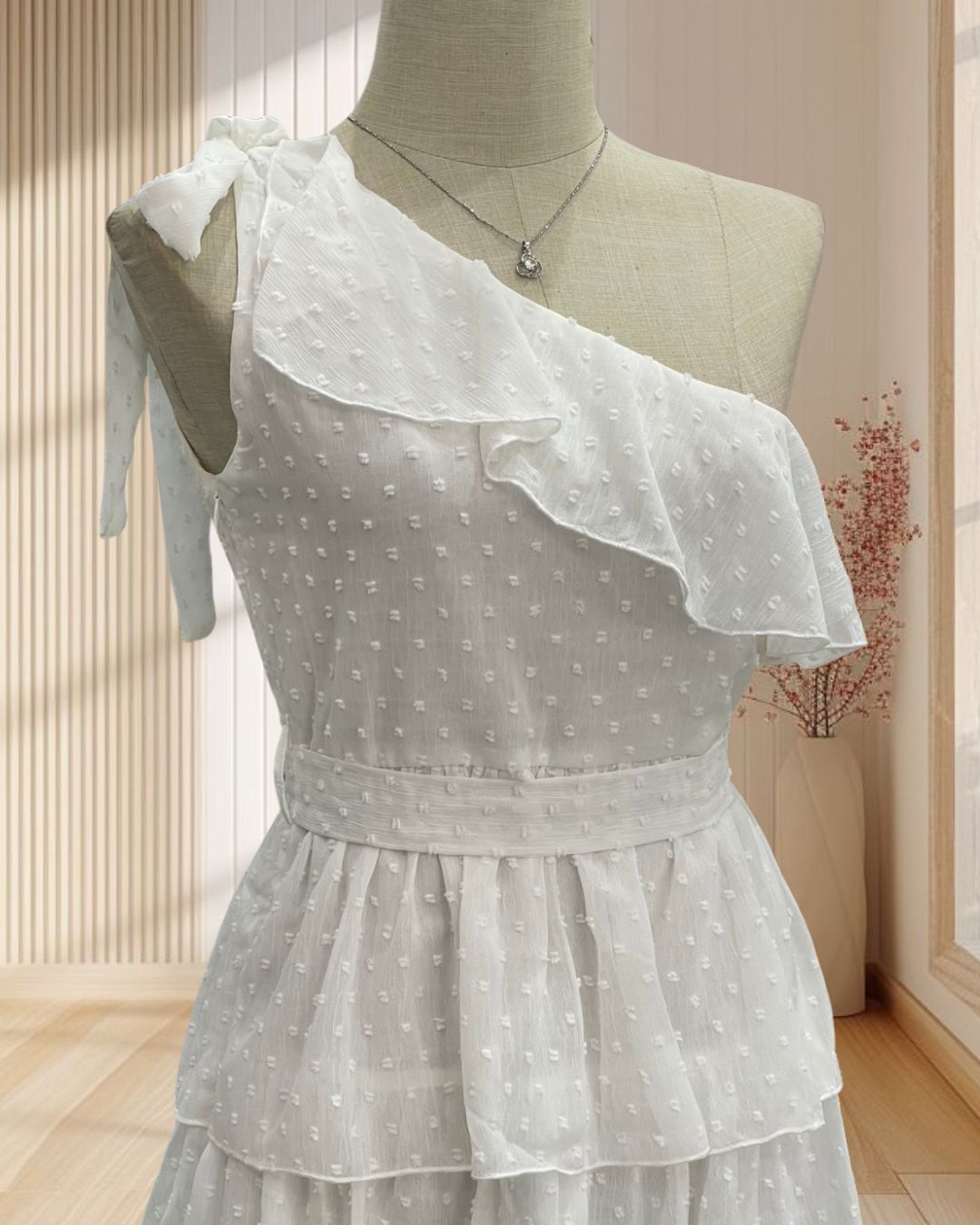 เดรสสั้น สีขาว บ่าเฉียงผูกโบว์ ผ้าลายจุด กระโปรงระบาย พร้อมสายผูกเอว ไซส์ M
