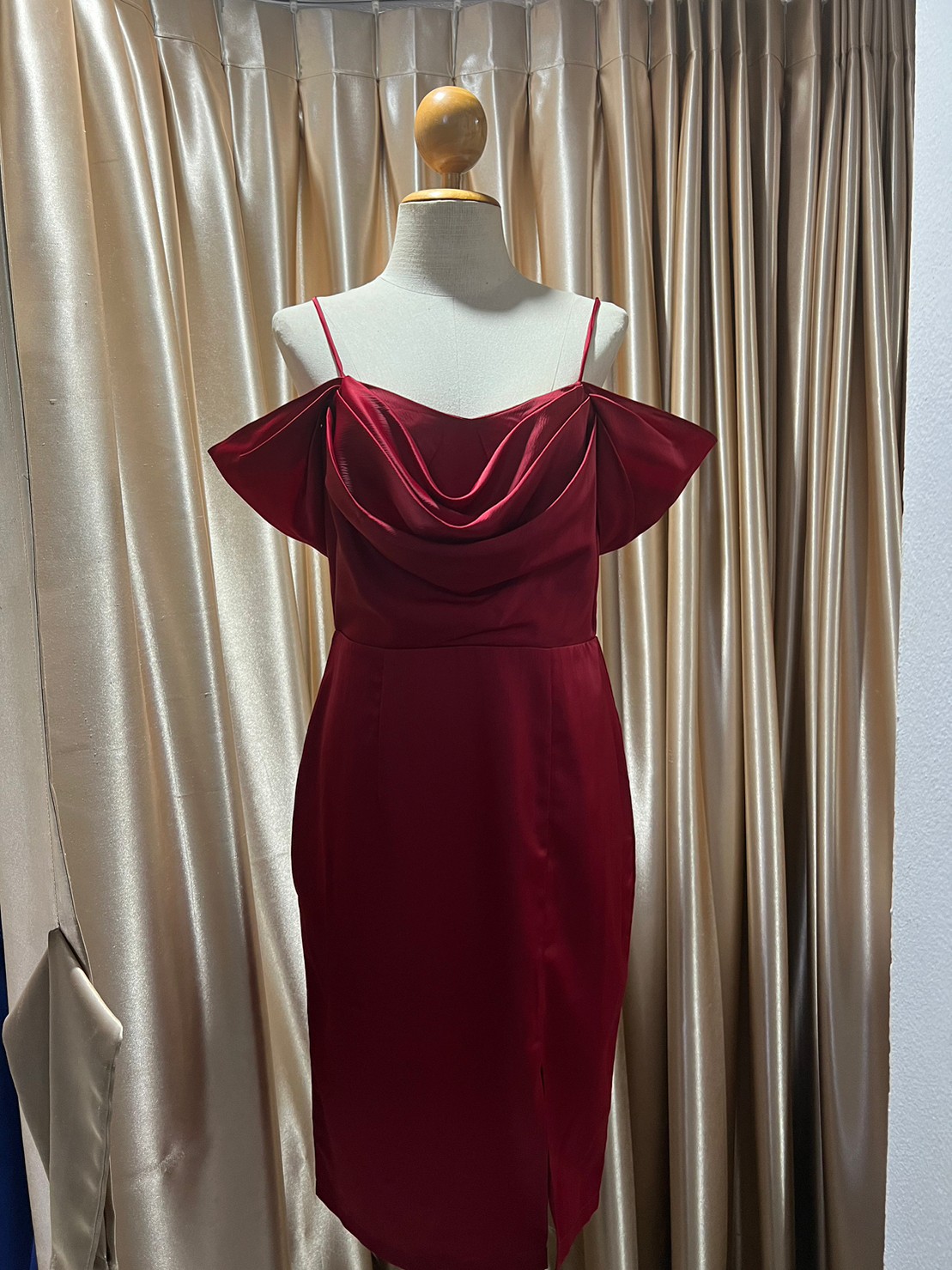 (PRE-LOVED) ราตรีสั้นสายเดี่ยว คอถ่วง3ชั้น ระบายอ้อมแขน เครปซาติน M