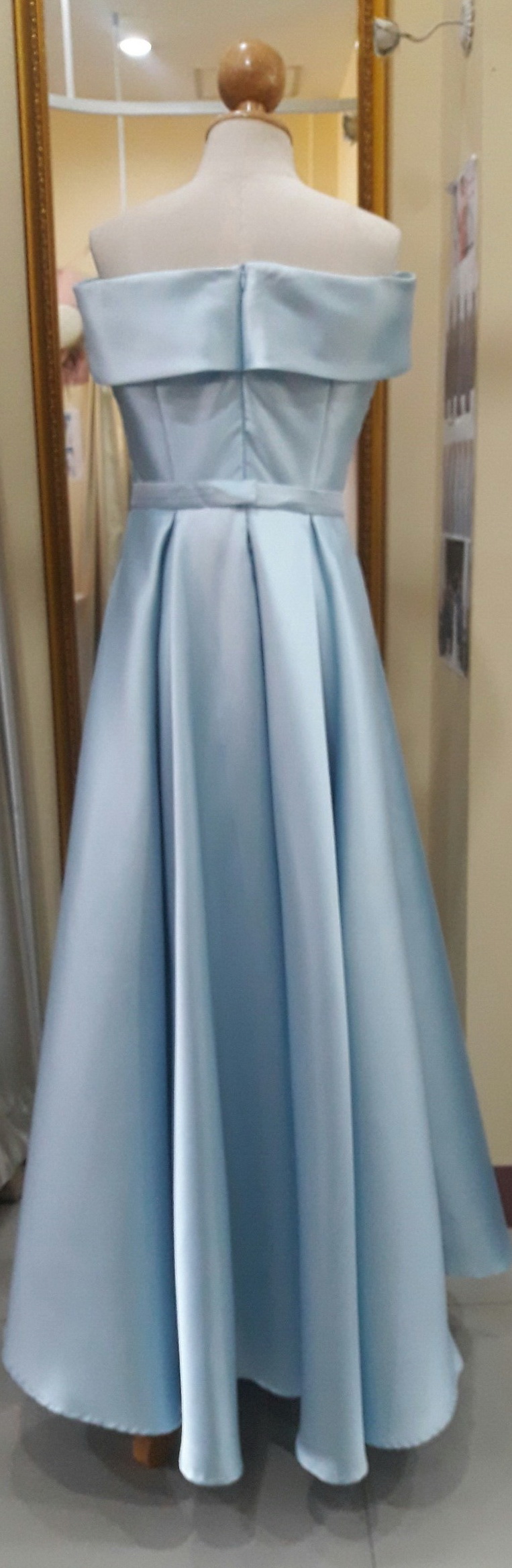 (PRE-LOVED) ชุดราตรียาวสีฟ้าเปิดไหล่อกโบว์+เข็มขัดโบว์ (M)