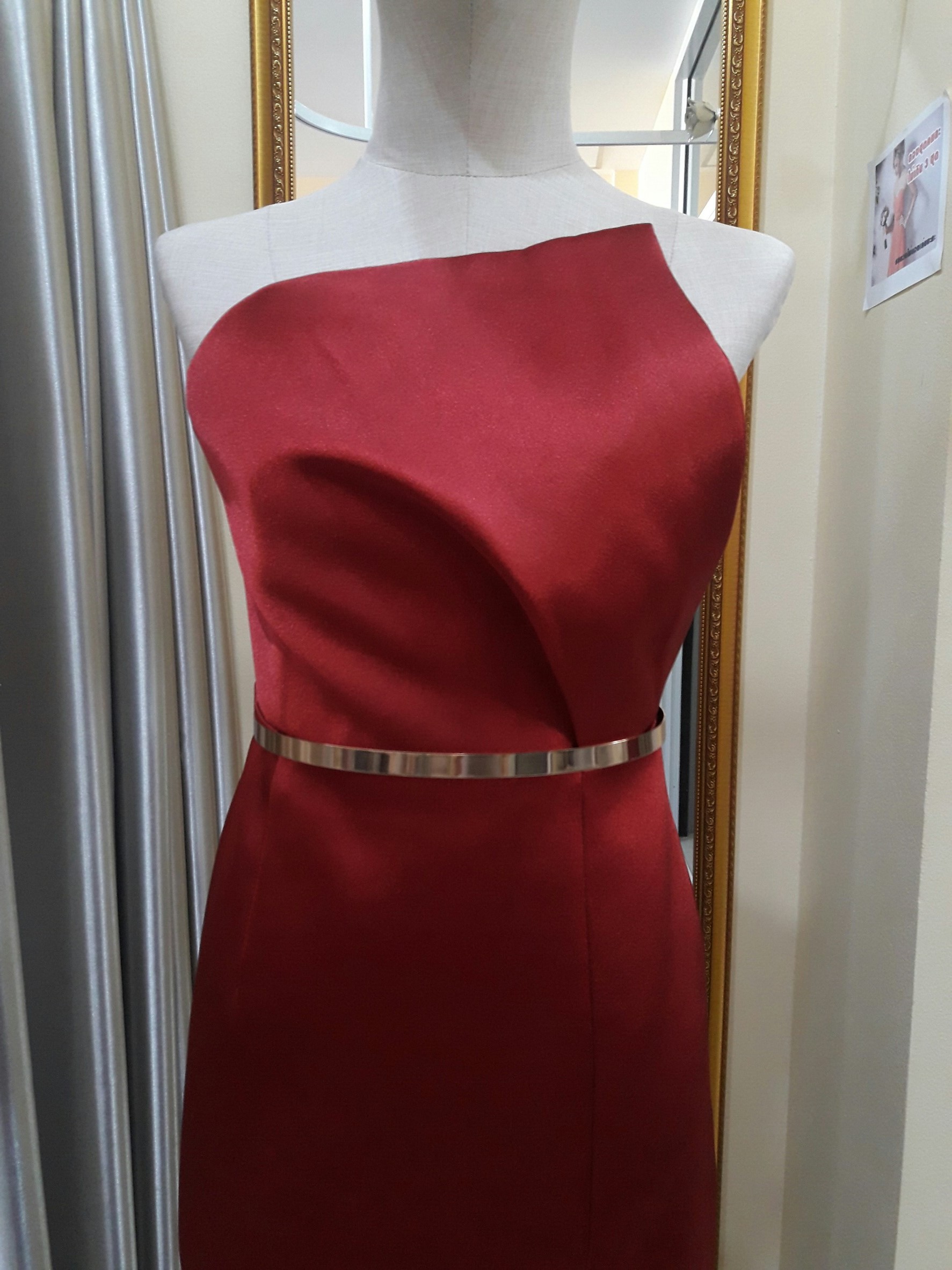 (PRE-LOVED) ชุดราตรียาวเกาะอกสีเเดง (L)