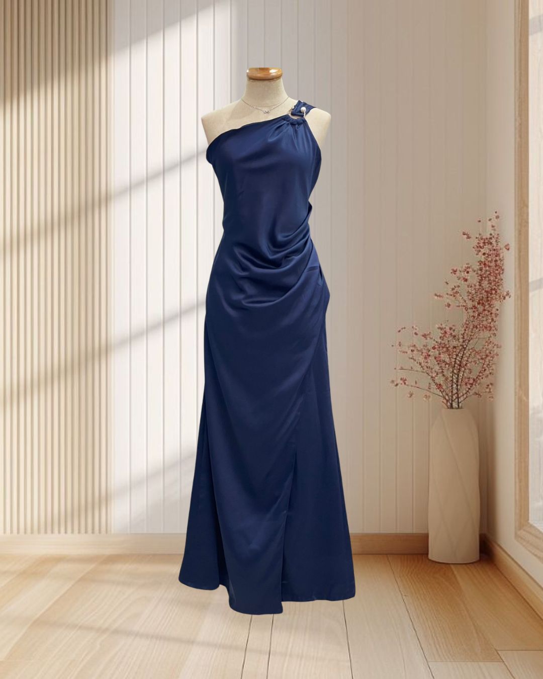 ราตรียาวสีกรม บ่าเฉียง แต่งหัวเข็มขัดที่บ่า จีบข้างสะโพก ทรงคุณนาย ไซส์ L