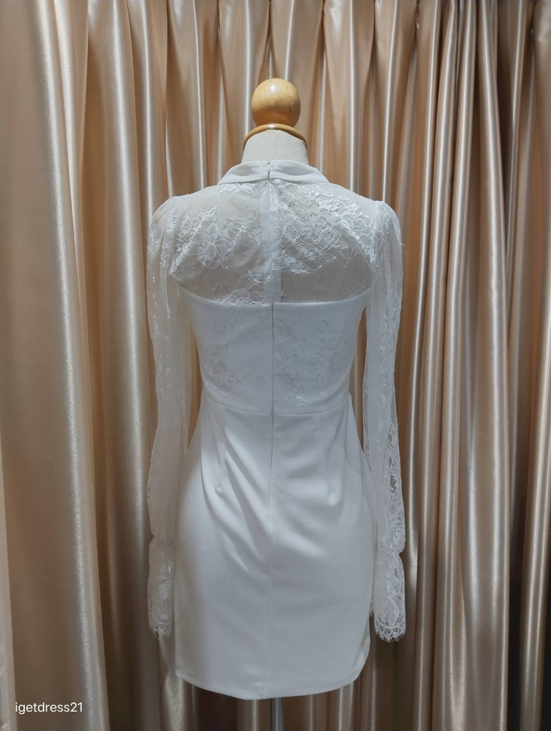 ชุดเดรสลูกไม้สั้นแขนยาวสีขาว M