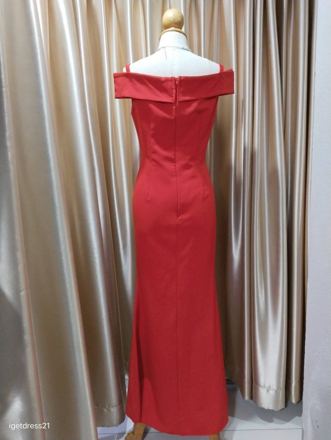 (PRE-LOVED) ชุดราตรียาวสีแดงปาดไหล่ S