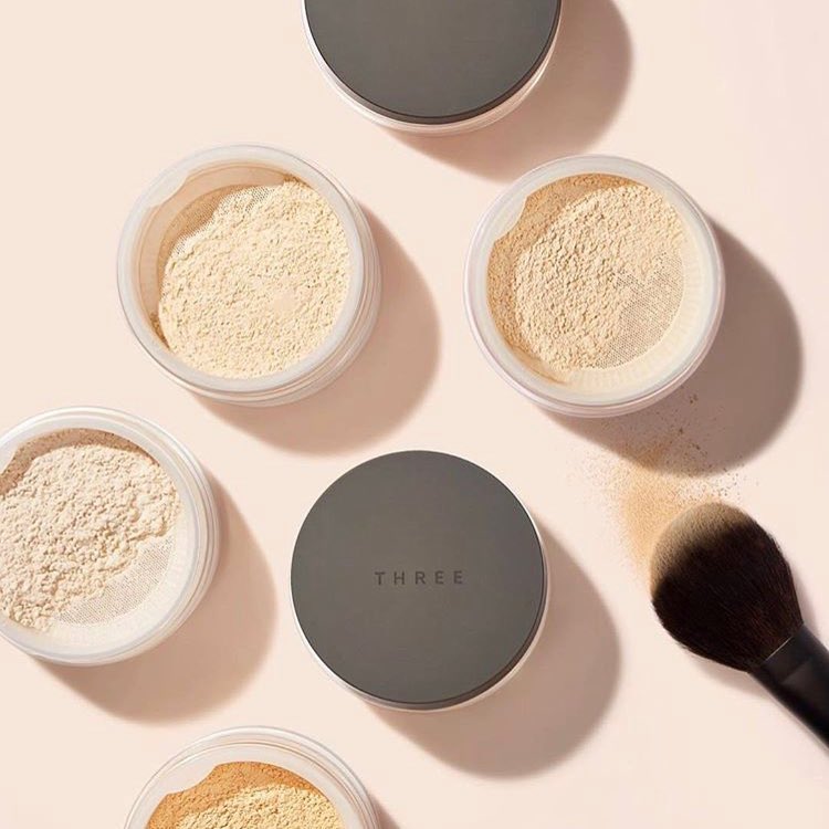 แป้งฝุ่นทรี Three Ultimate Loose Powder #Glow 01 17g.