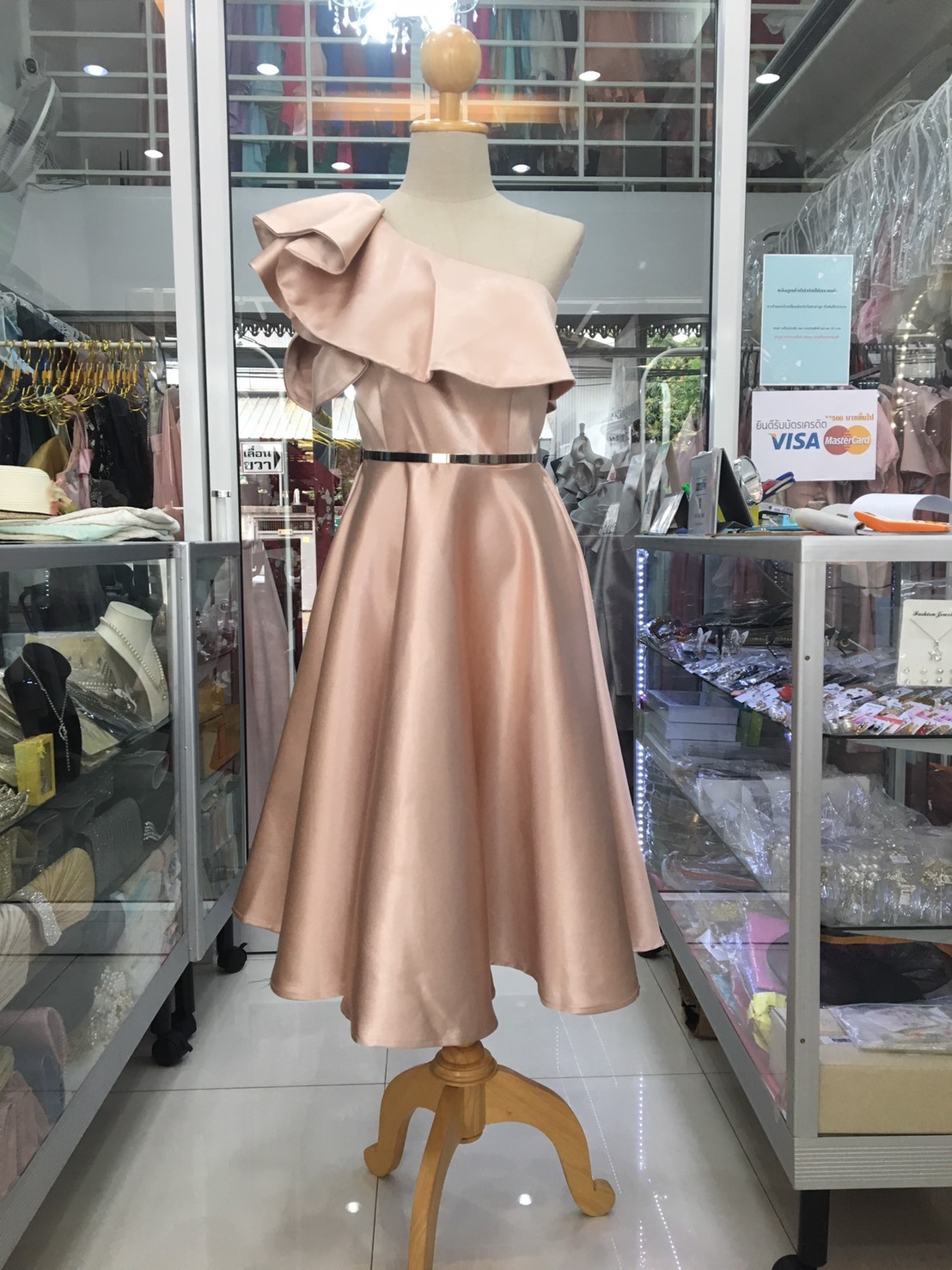 ราตรีสั้นสีทองบ่าเฉียงระบายกระโปรงบาน (L) มือ2