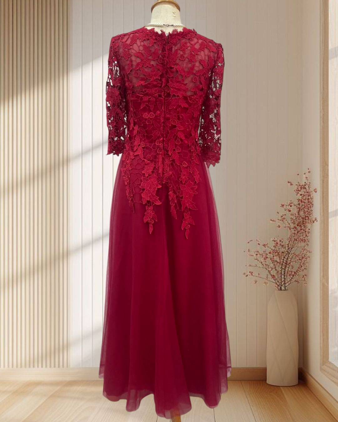 (PRE-LOVED) ราตรียาวสีแดงมีแขน อกลูกไม้ กระโปรงผ้ามุ้ง (S) มือ2