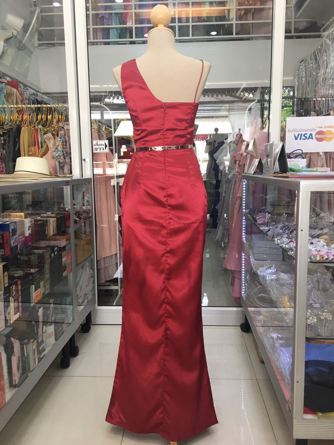 (PRE-LOVED) ราตรียาวสีแดงแขนกุดและสายเดี่ยว (S)